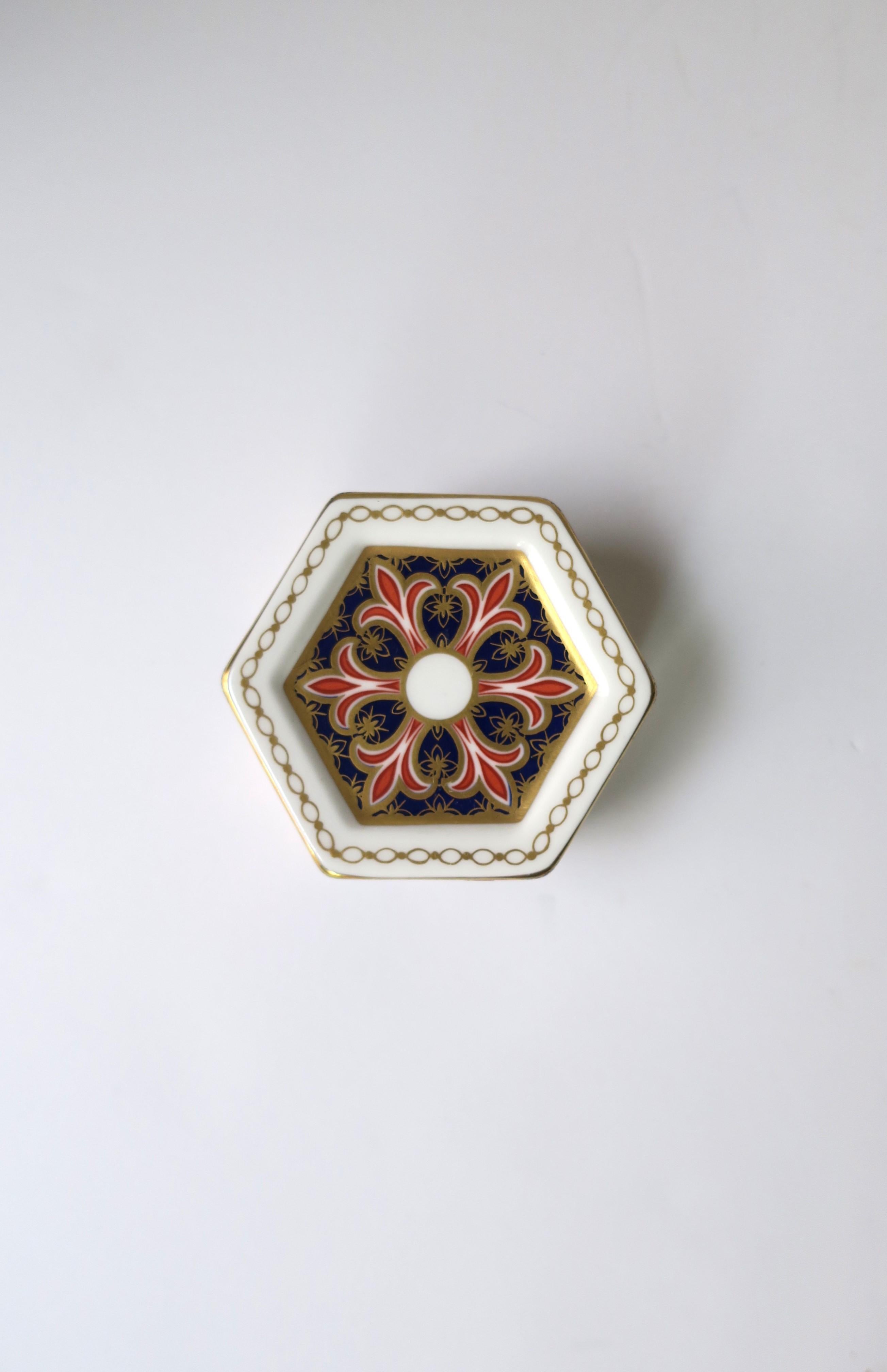 20th Century English Porcelain Jewelry Box For Sale