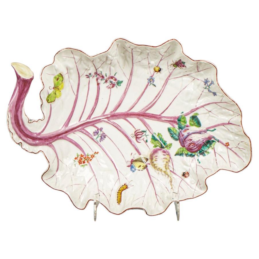 Plat à feuilles en porcelaine anglaise, Chelsea, vers 1760 en vente