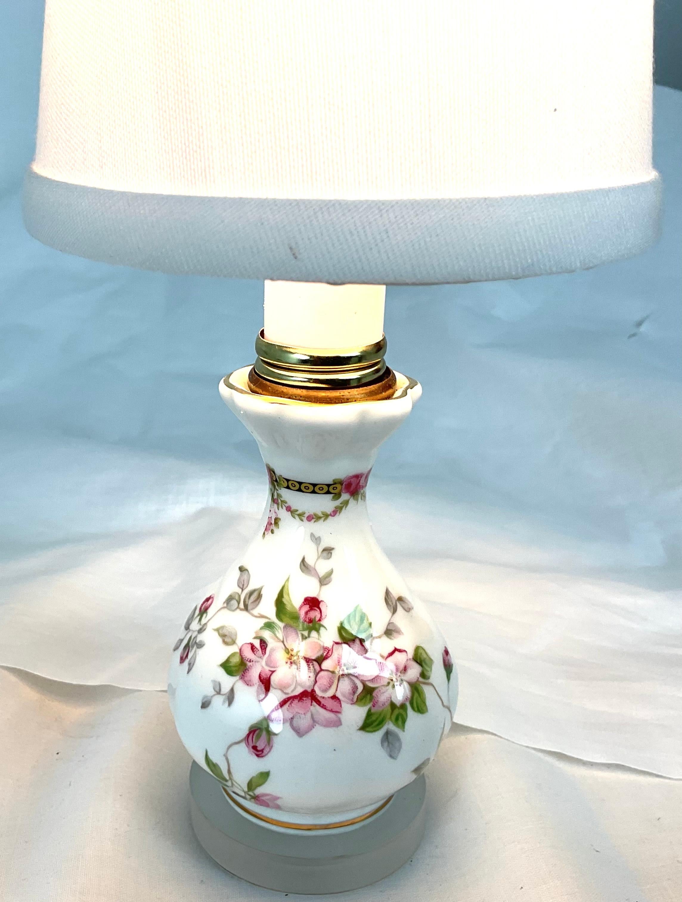English Porcelain Mini Lamp In Good Condition For Sale In West Palm Beach, FL