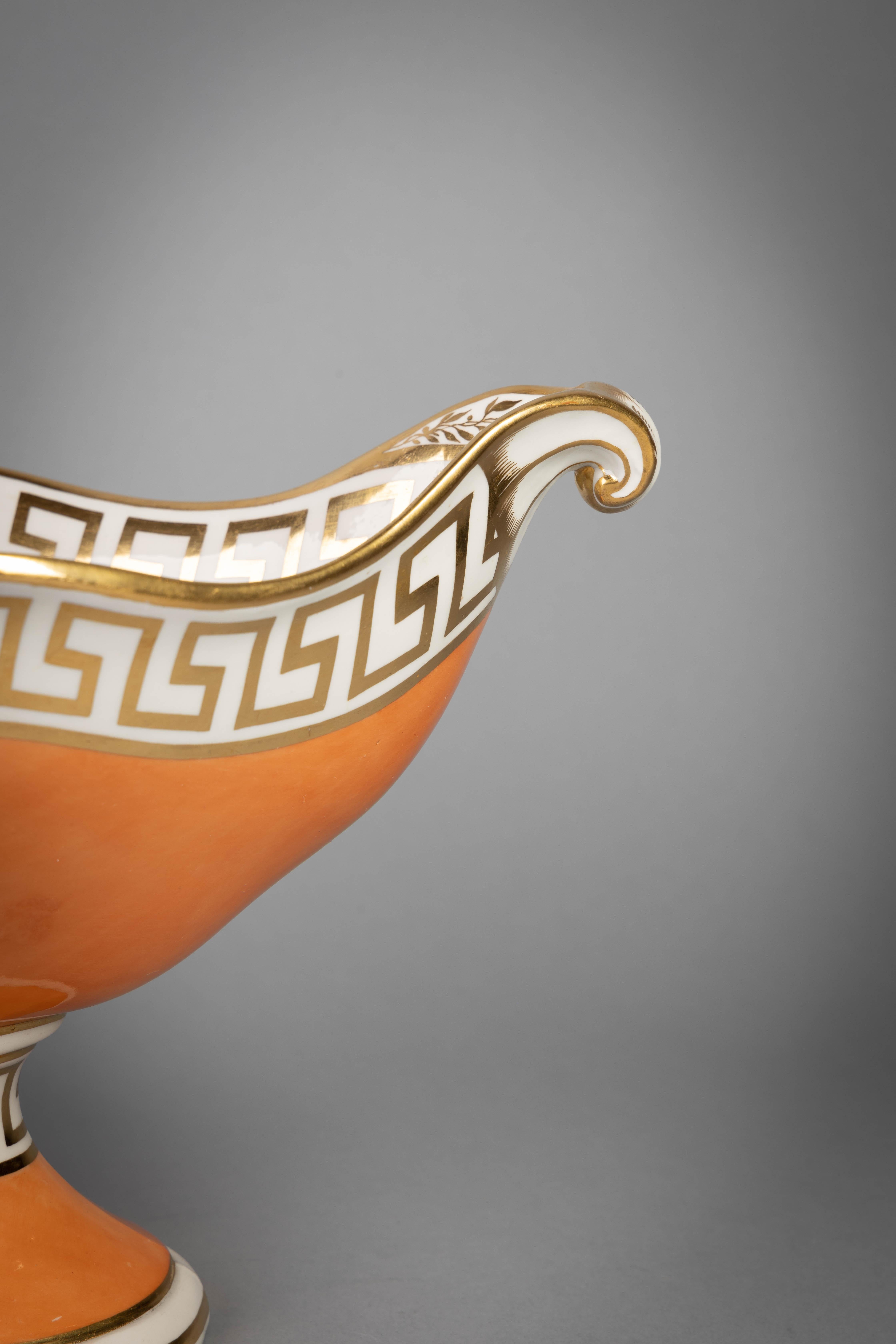 Centro de mesa de porcelana inglesa naranja y dorada, hacia 1820.
