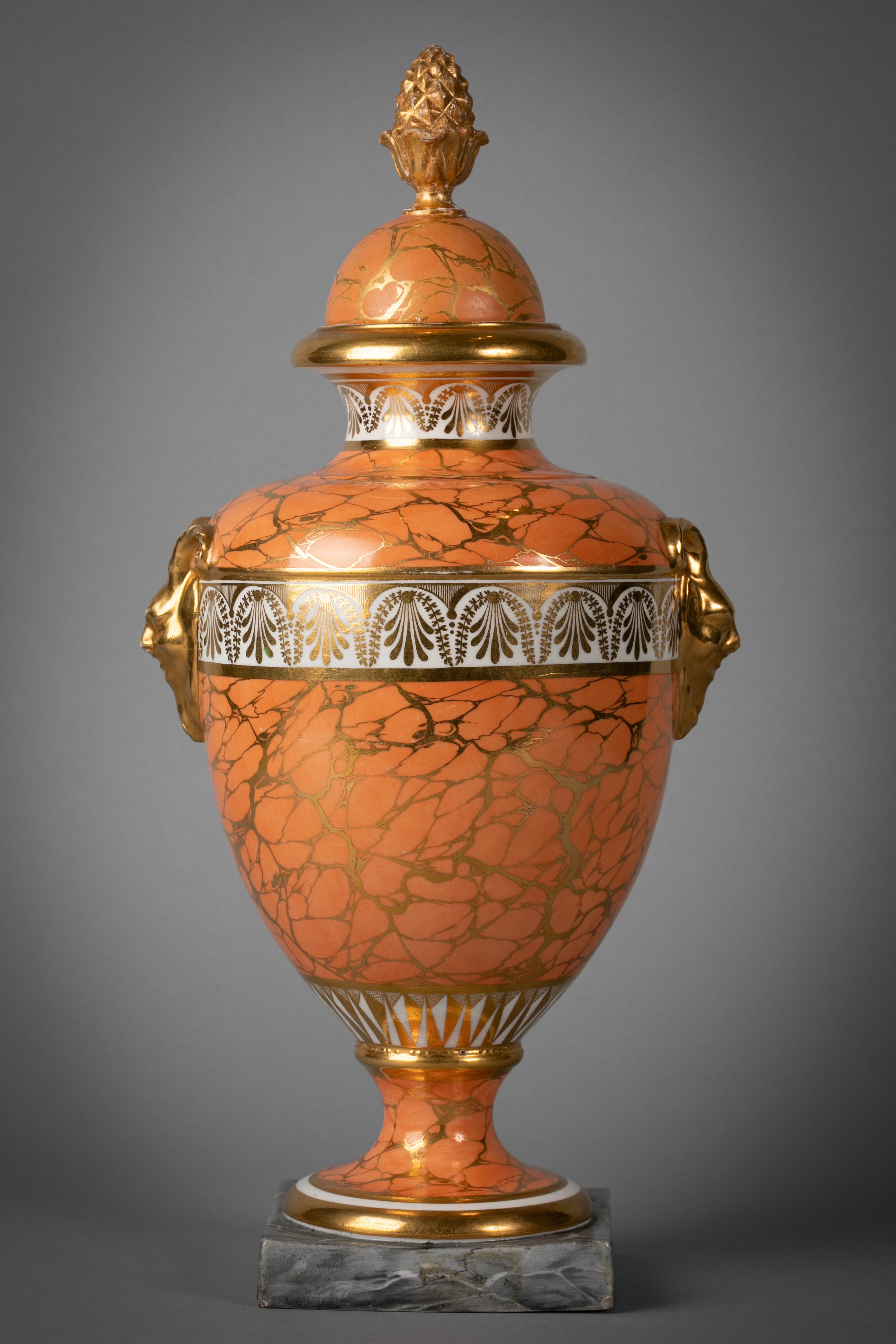 Inglese Vaso in porcellana inglese a fondo arancione, Chamberlains Worcester, circa 1800 in vendita