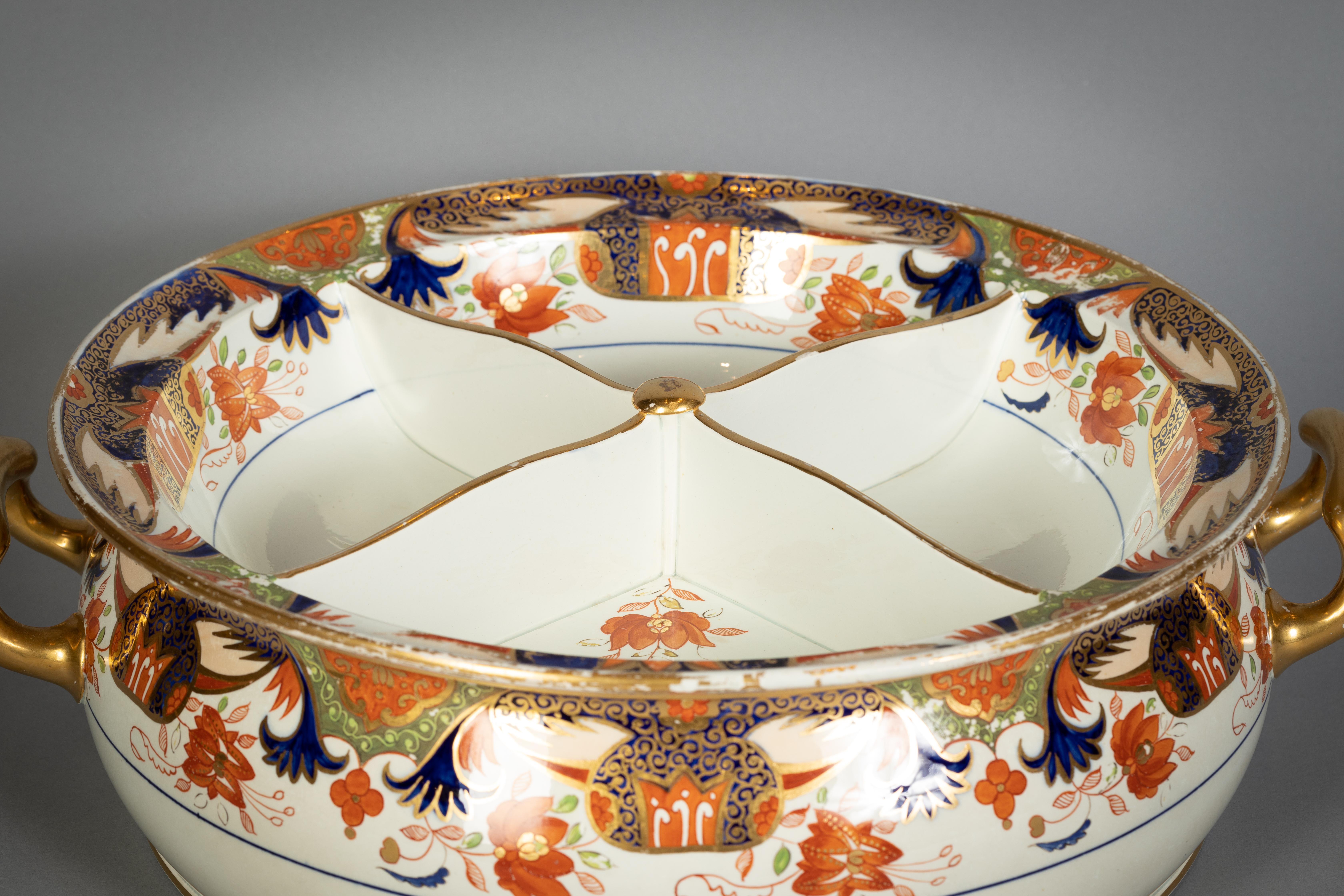 English Porcelain Palatial Tureen, Wedgwood, circa 1820 In Good Condition For Sale In New York, NY