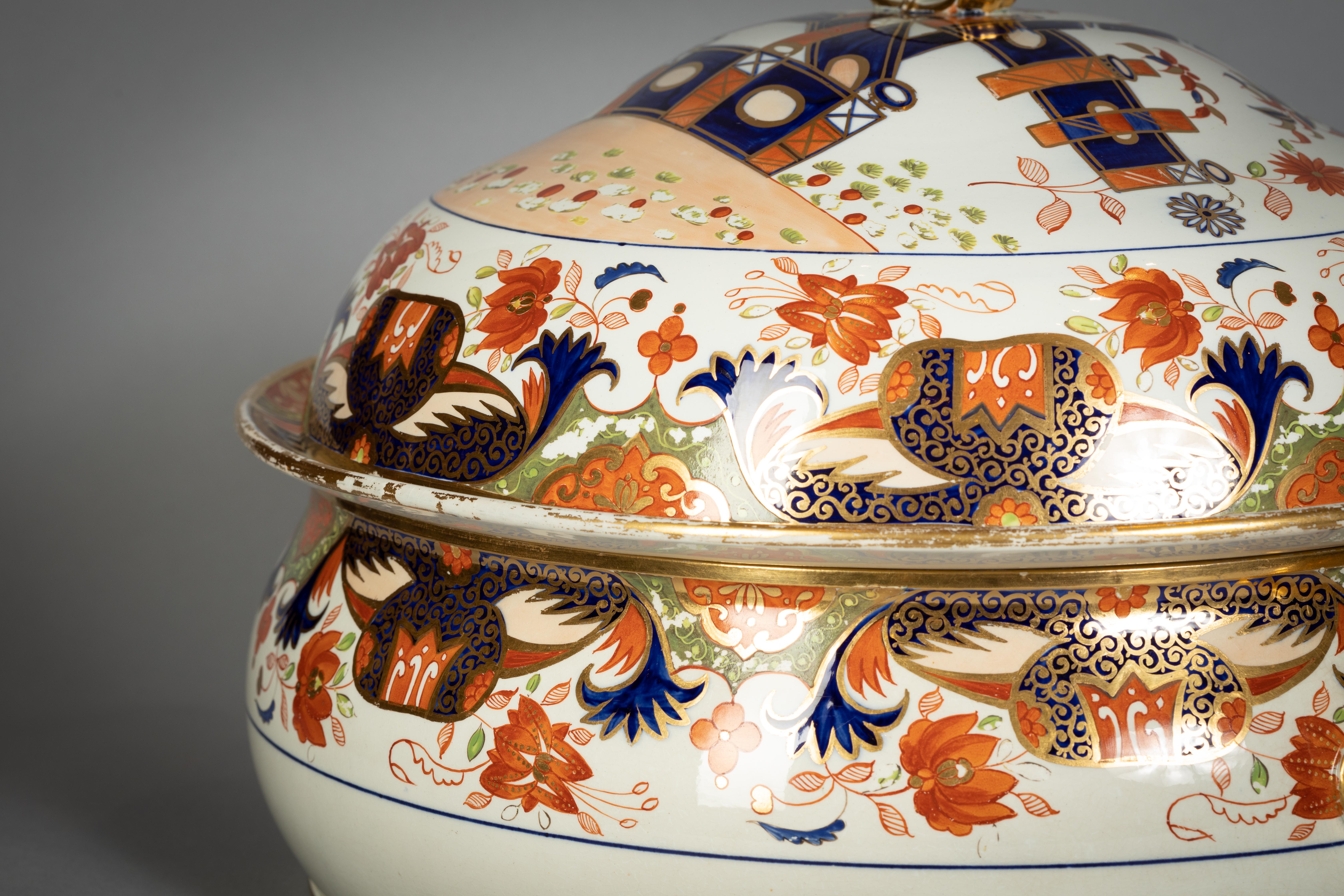 English Porcelain Palatial Tureen, Wedgwood, circa 1820 For Sale 2