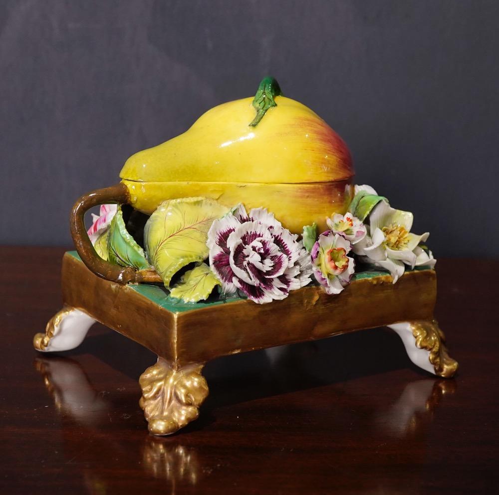 English Porcelain Pear-Form Inkwell, Flower Encrusted, circa 1835 In Good Condition For Sale In Geelong, Victoria