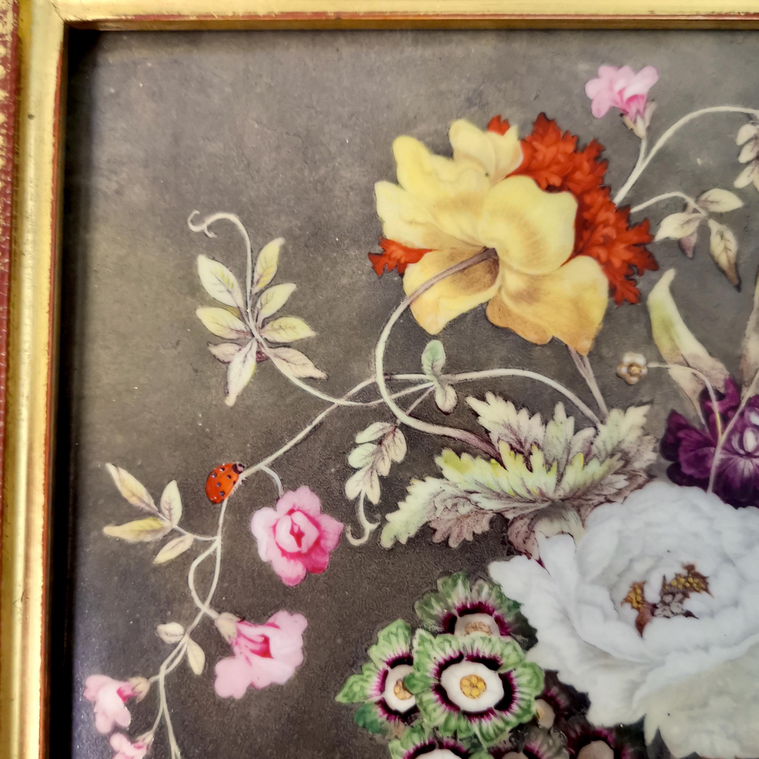 Peint à la main Plaque en porcelaine anglaise avec bouquet de fleurs, Régence, vers 1825 en vente