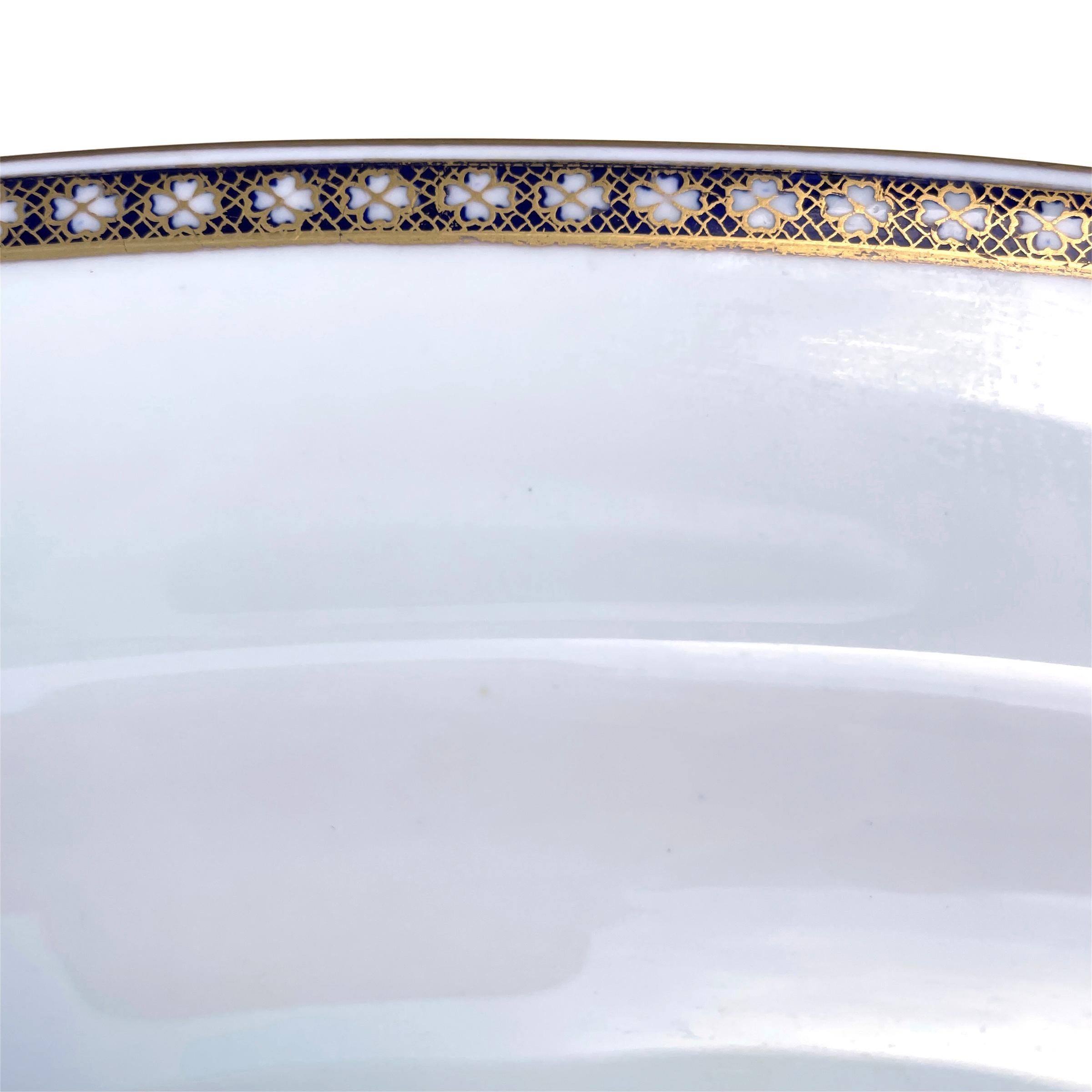 Plato de porcelana inglesa con tréboles dorados en venta 4