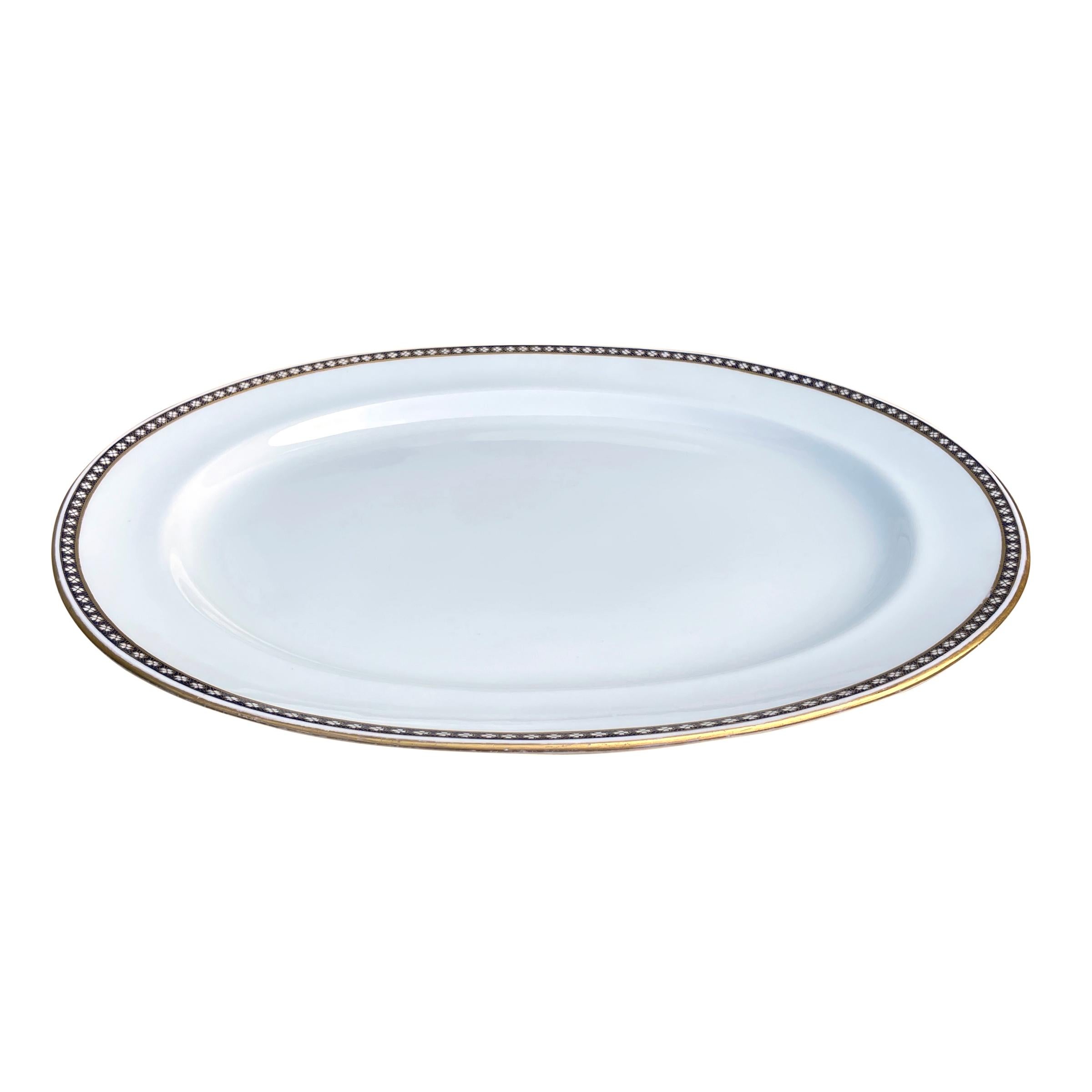 Anglais Plat en porcelaine anglaise avec trèfles dorés en vente