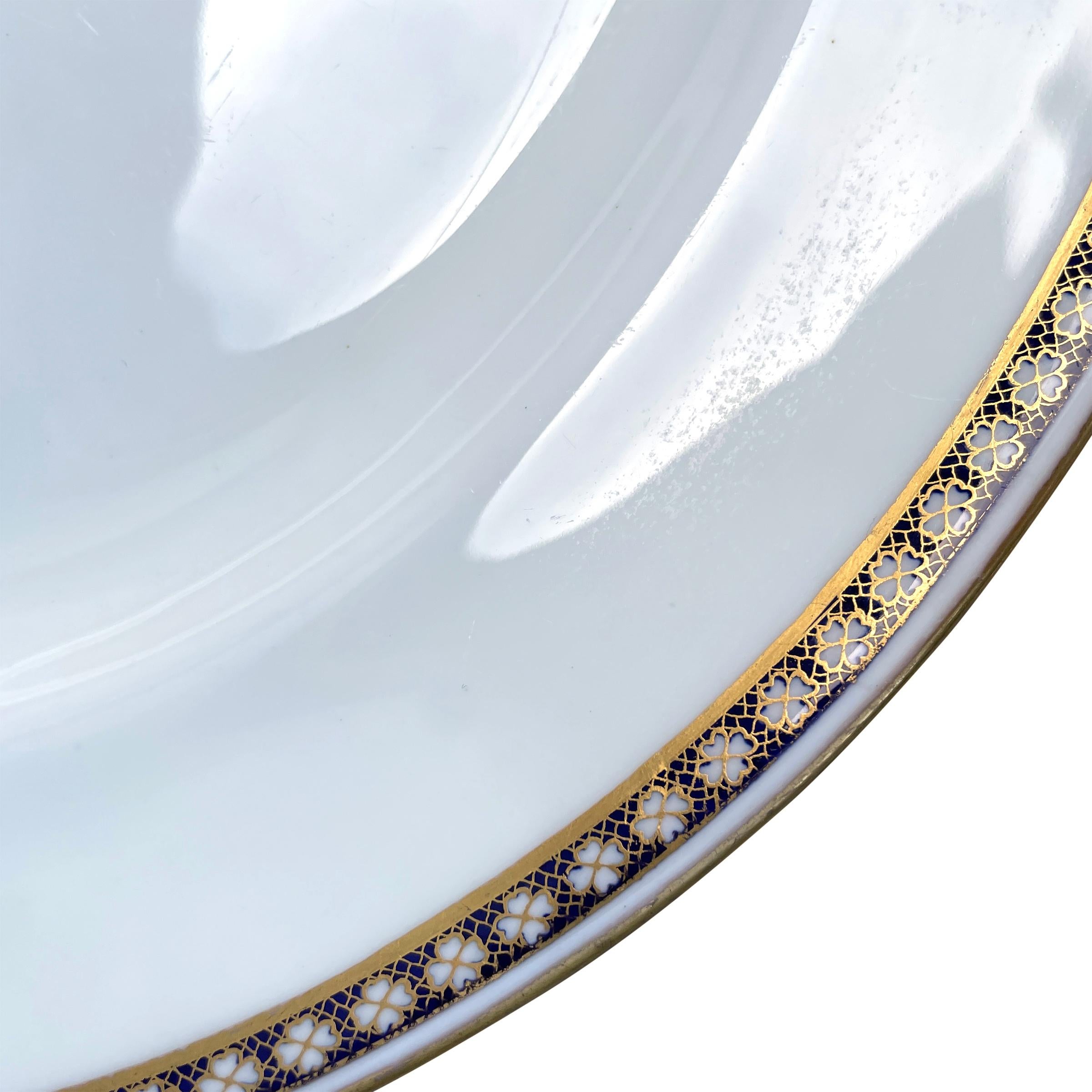 Porcelaine Plat en porcelaine anglaise avec trèfles dorés en vente