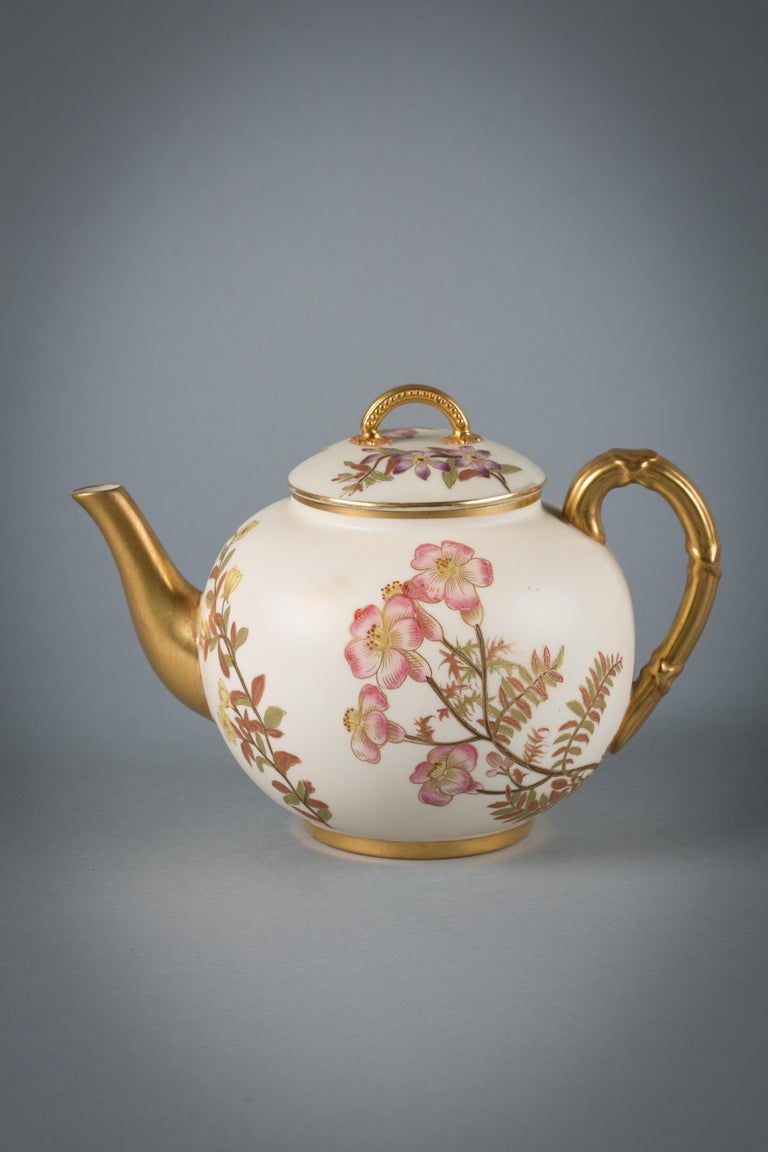 English Porcelain Pot, Royal Worcester, Dated 1888 In Good Condition For Sale In New York, NY