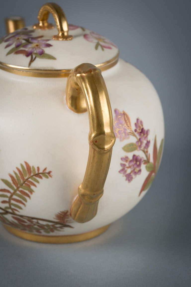 English Porcelain Pot, Royal Worcester, Dated 1888 For Sale 1