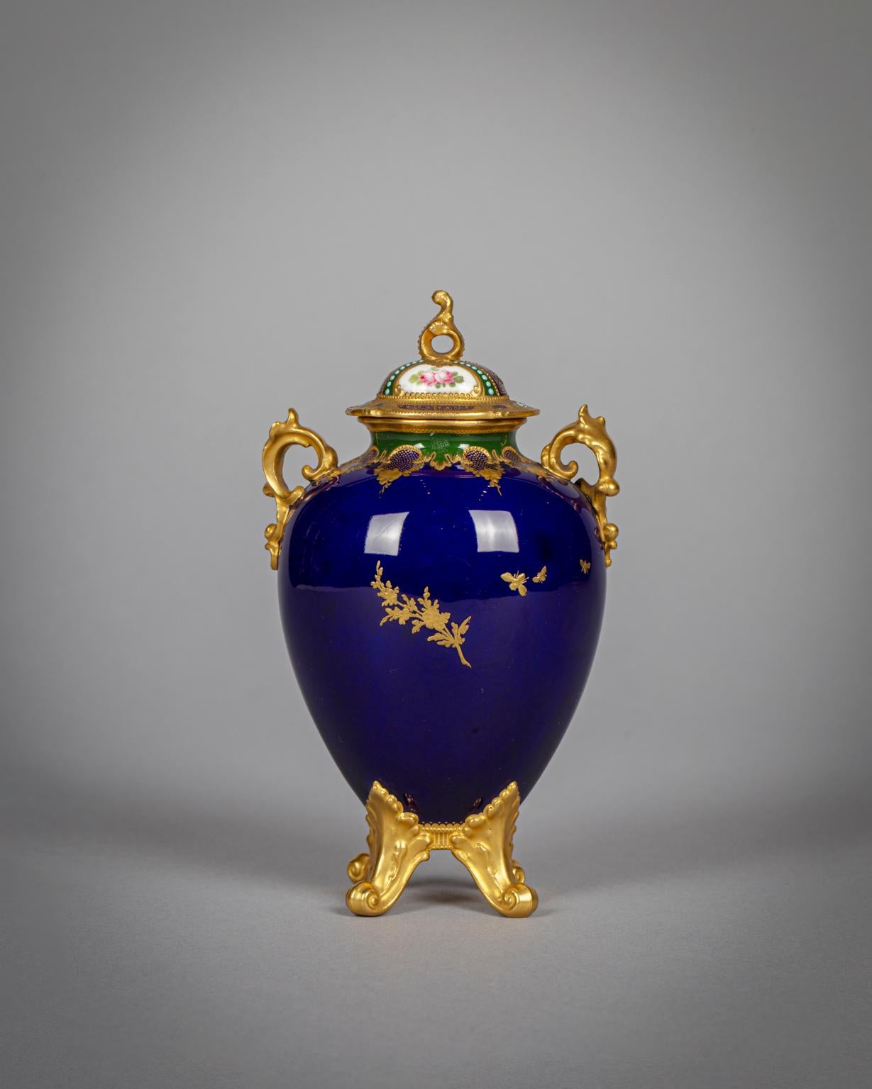 English Porcelain Royal Crown Derby Covered Urn, circa 1900 In Good Condition For Sale In New York, NY