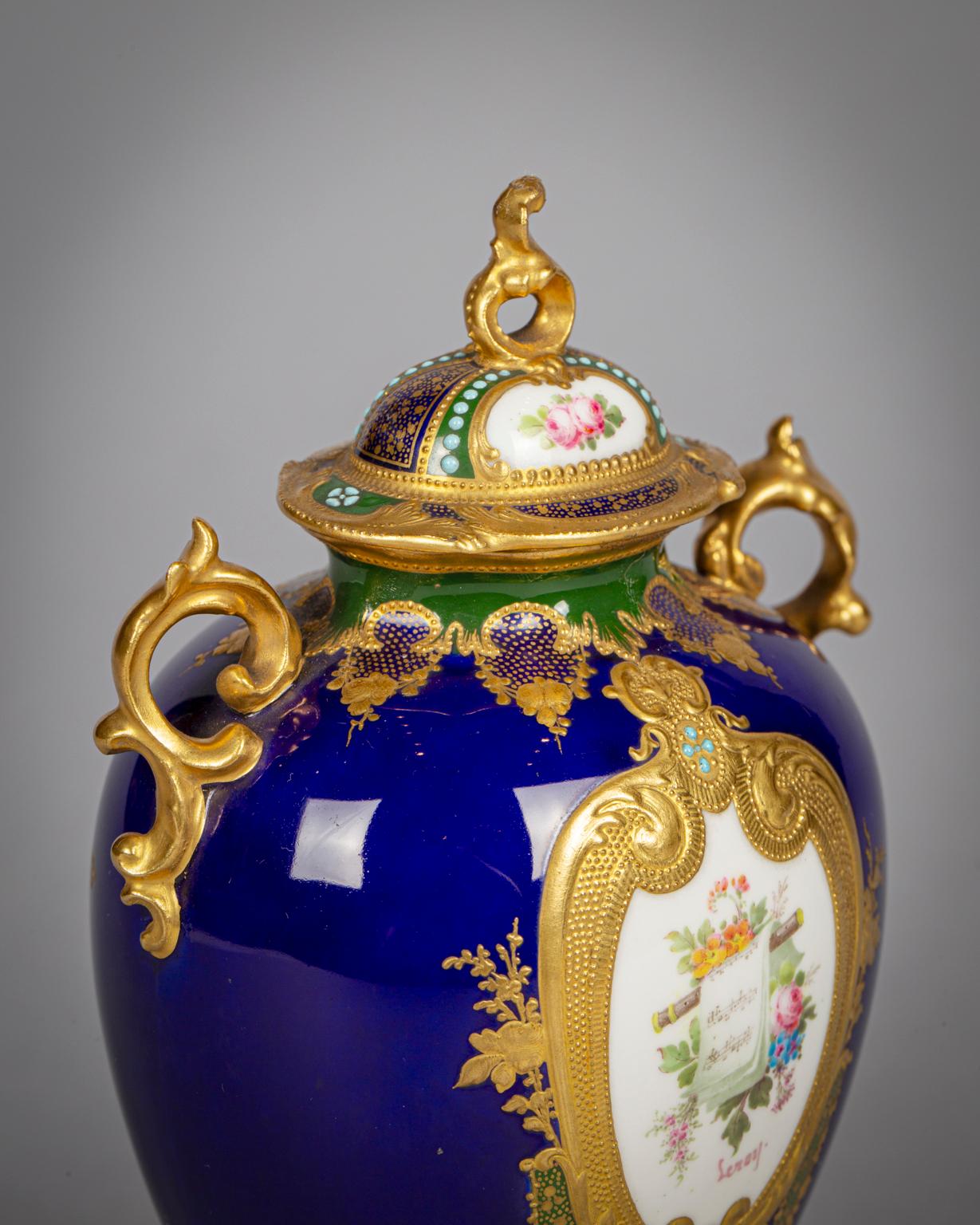 Early 20th Century English Porcelain Royal Crown Derby Covered Urn, circa 1900 For Sale