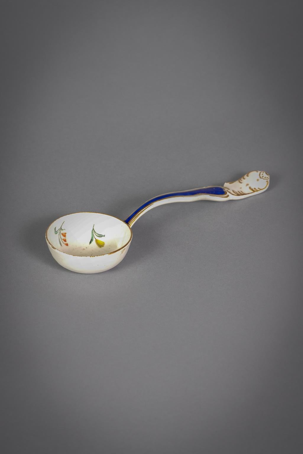 English Porcelain Sauce Tureen, Cover, Ladle and Dish, Derby, circa 1790 For Sale 4