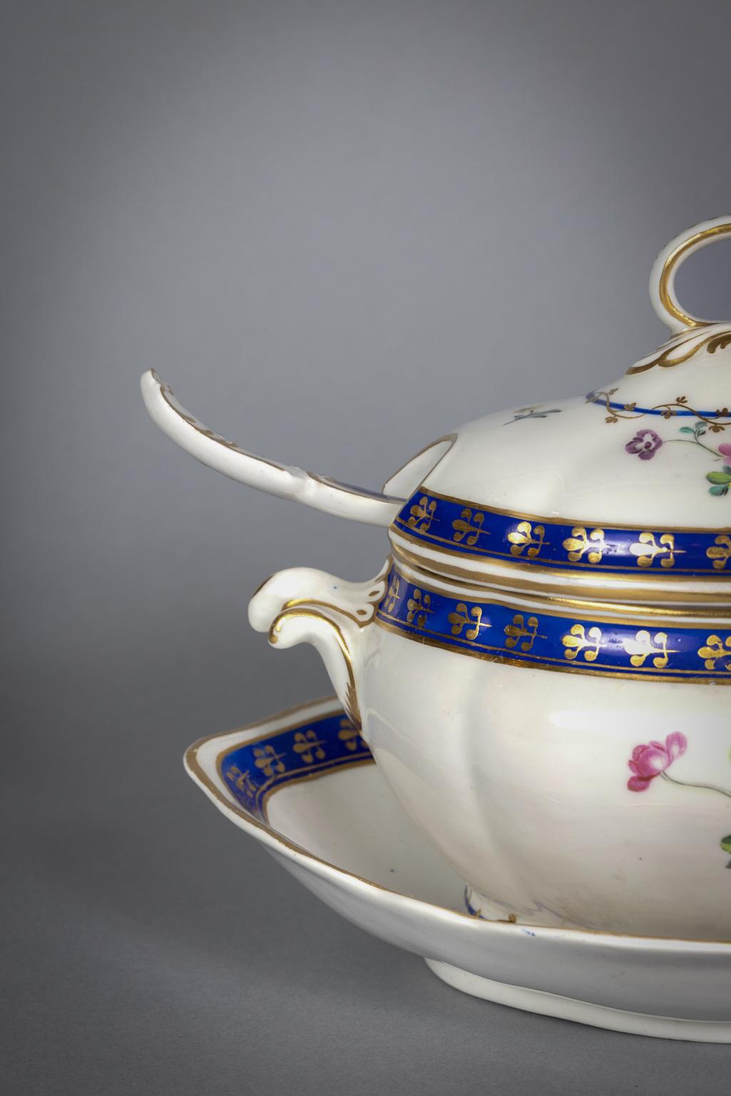 English Porcelain Sauce Tureen, Cover, Ladle and Dish, Derby, circa 1790 In Good Condition For Sale In New York, NY