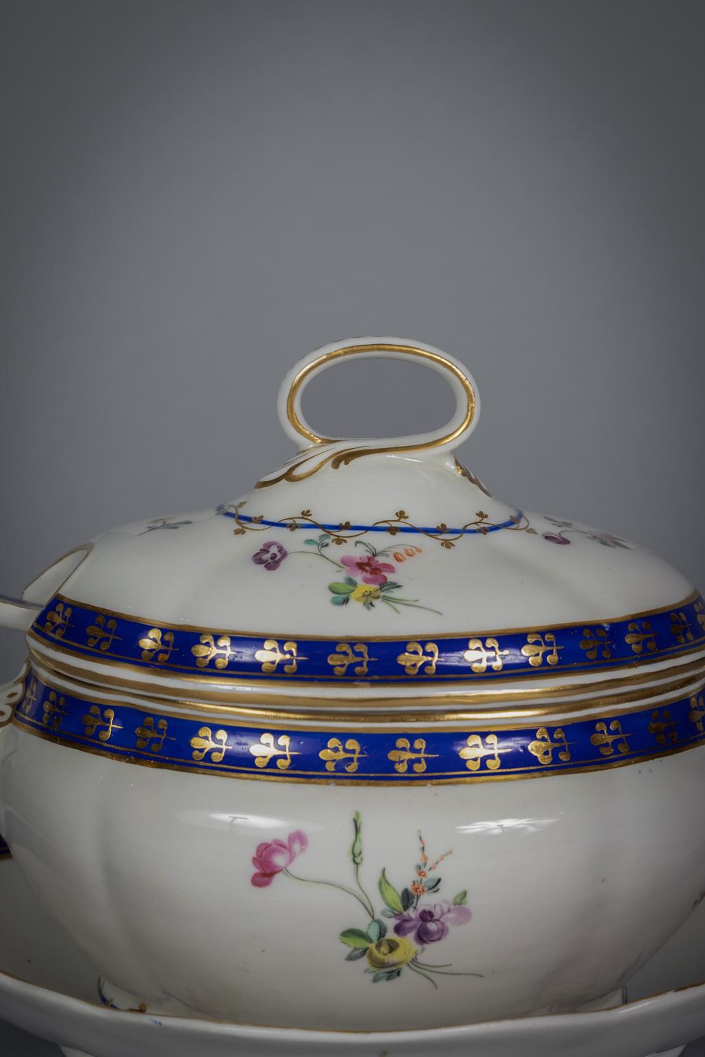 Late 18th Century English Porcelain Sauce Tureen, Cover, Ladle and Dish, Derby, circa 1790 For Sale