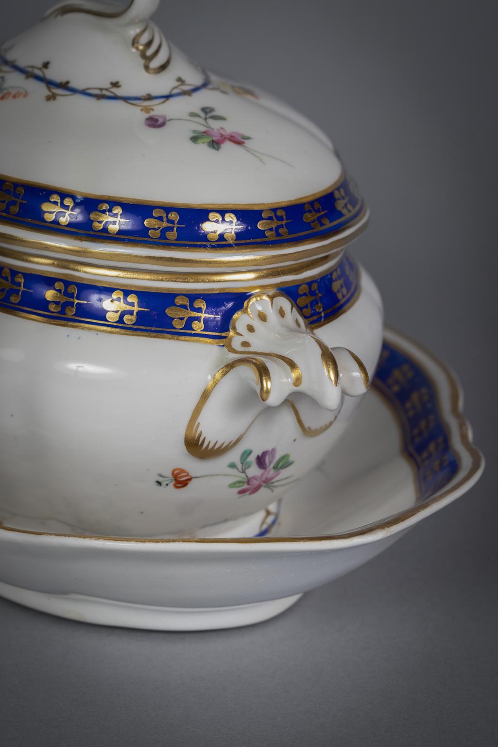 English Porcelain Sauce Tureen, Cover, Ladle and Dish, Derby, circa 1790 For Sale 1