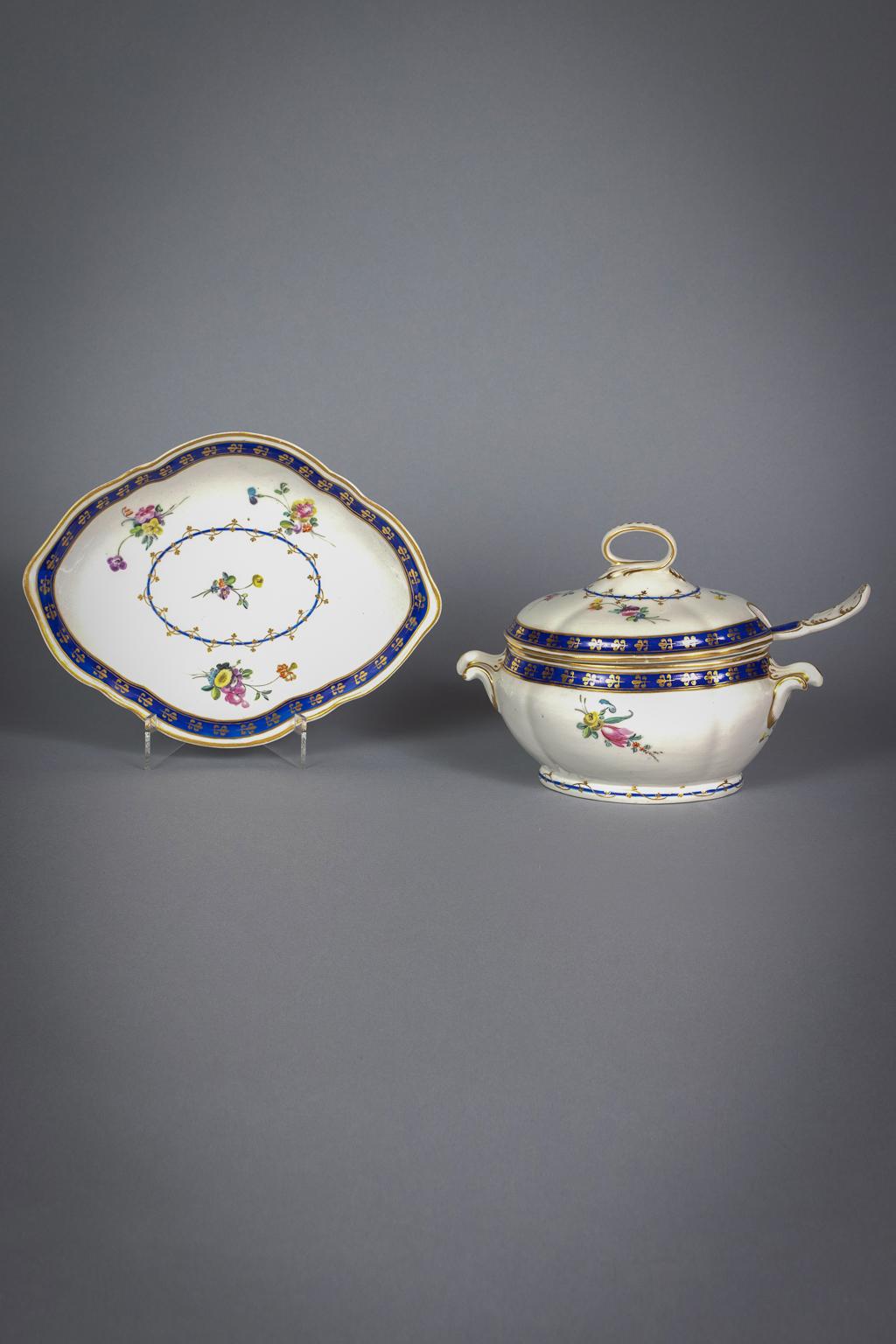 English Porcelain Sauce Tureen, Cover, Ladle and Dish, Derby, circa 1790 For Sale 2
