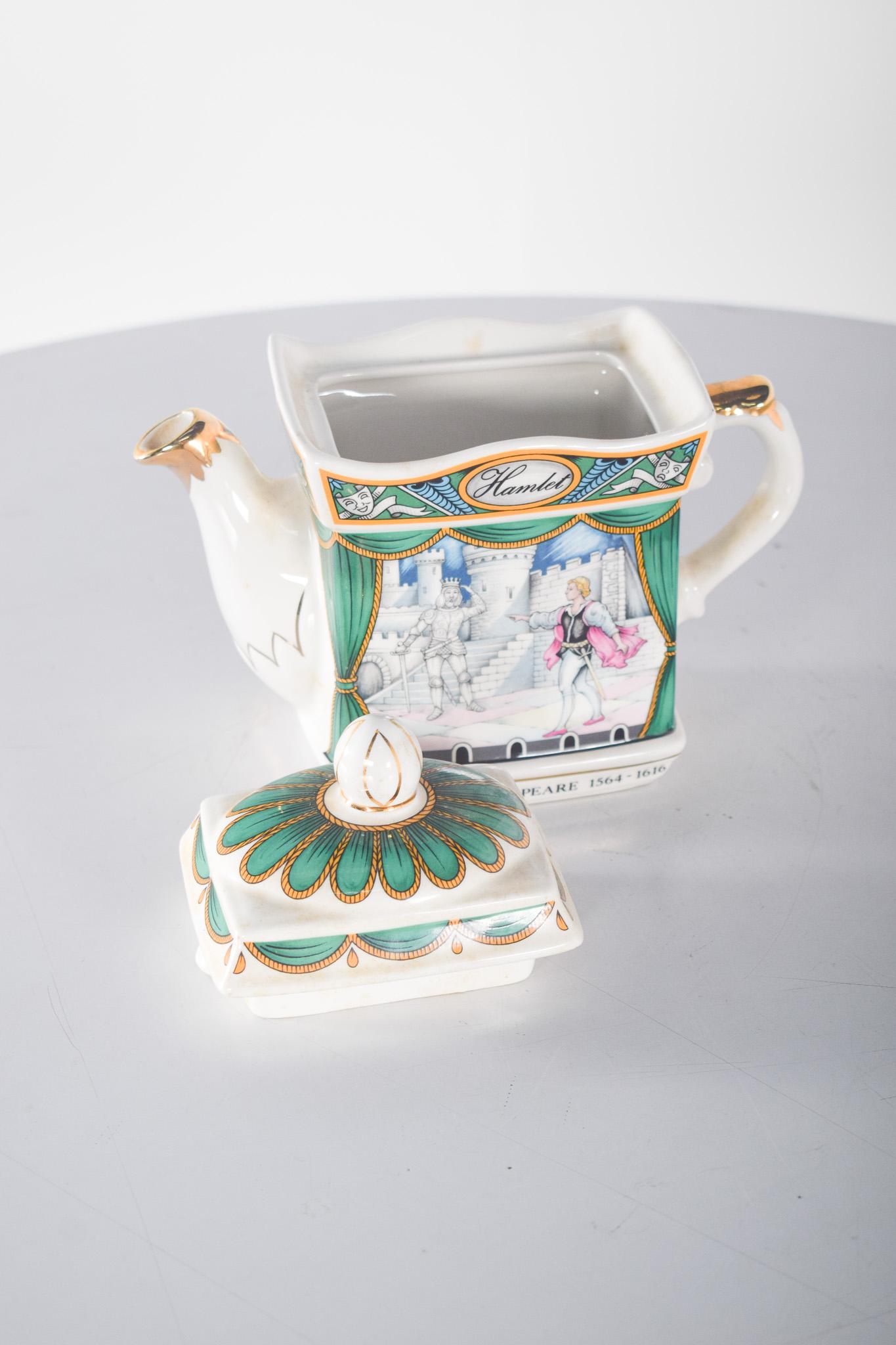 English Porcelain Teapot Polychrome Decoration In Good Condition For Sale In Lisboa, Lisboa
