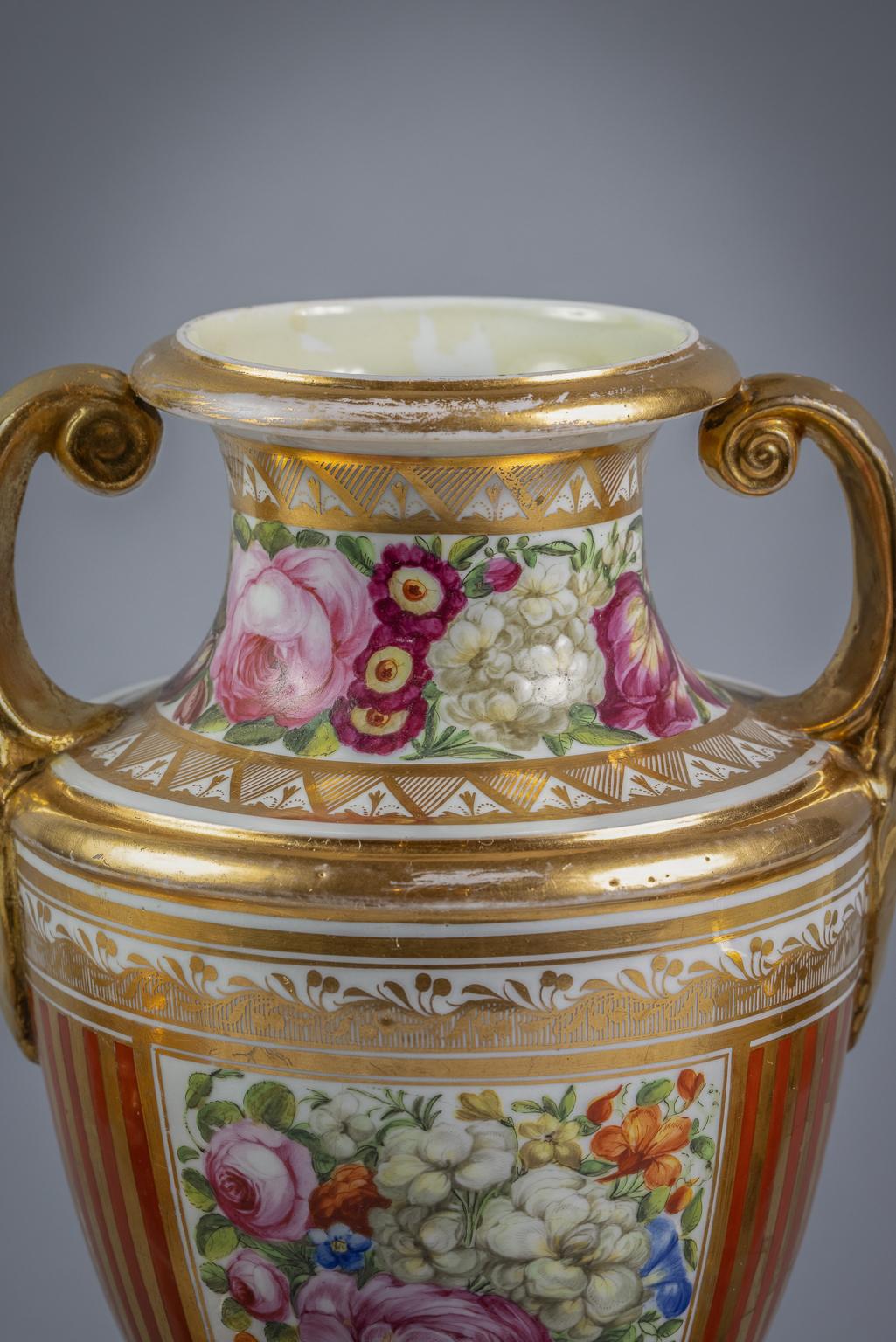 Garniture de trois pièces en porcelaine anglaise, Coalport, vers 1830 Bon état - En vente à New York, NY
