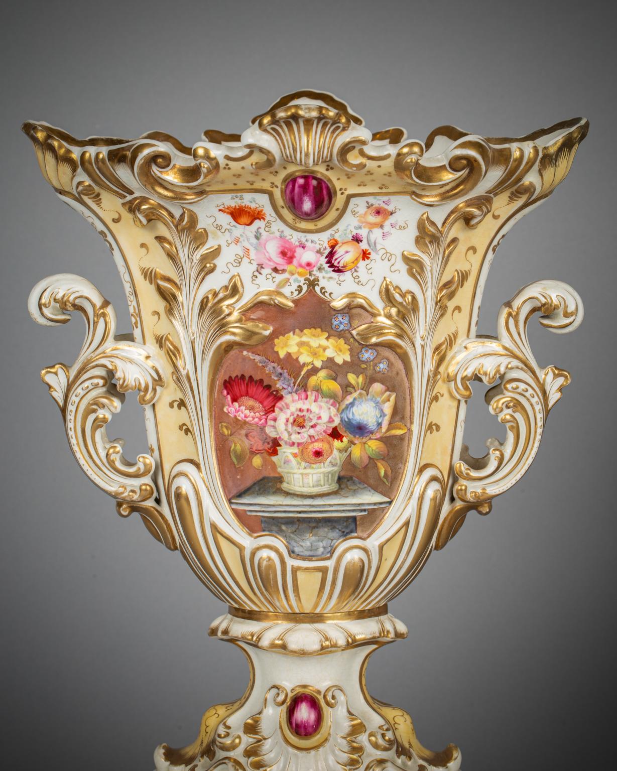 Porcelaine Garniture à trois poignées en porcelaine anglaise, vers 1840 en vente