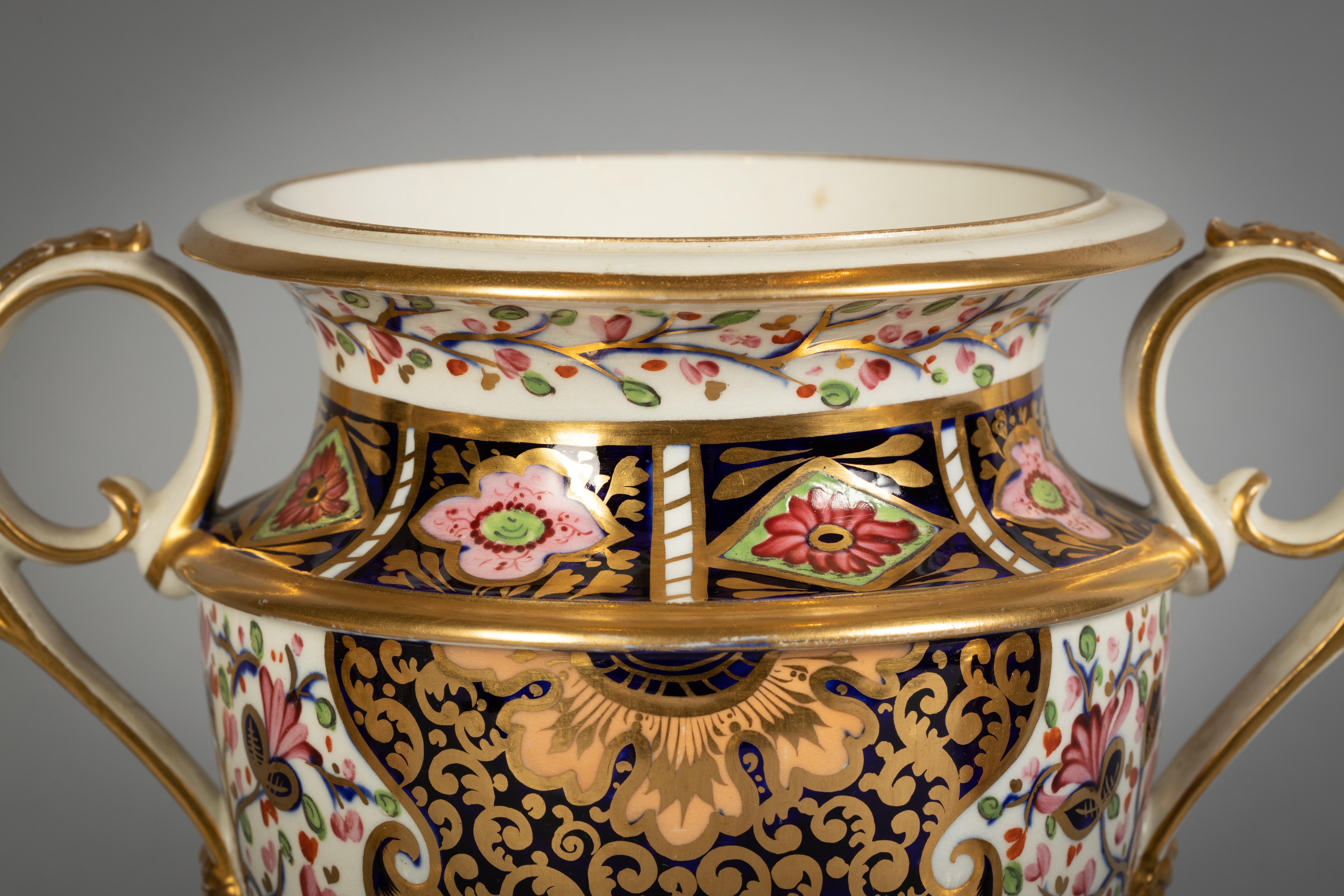 Englisches Porzellan, dreiteilige Garnitur mit Japan-Muster, Derby, um 1820 (Frühes 19. Jahrhundert) im Angebot