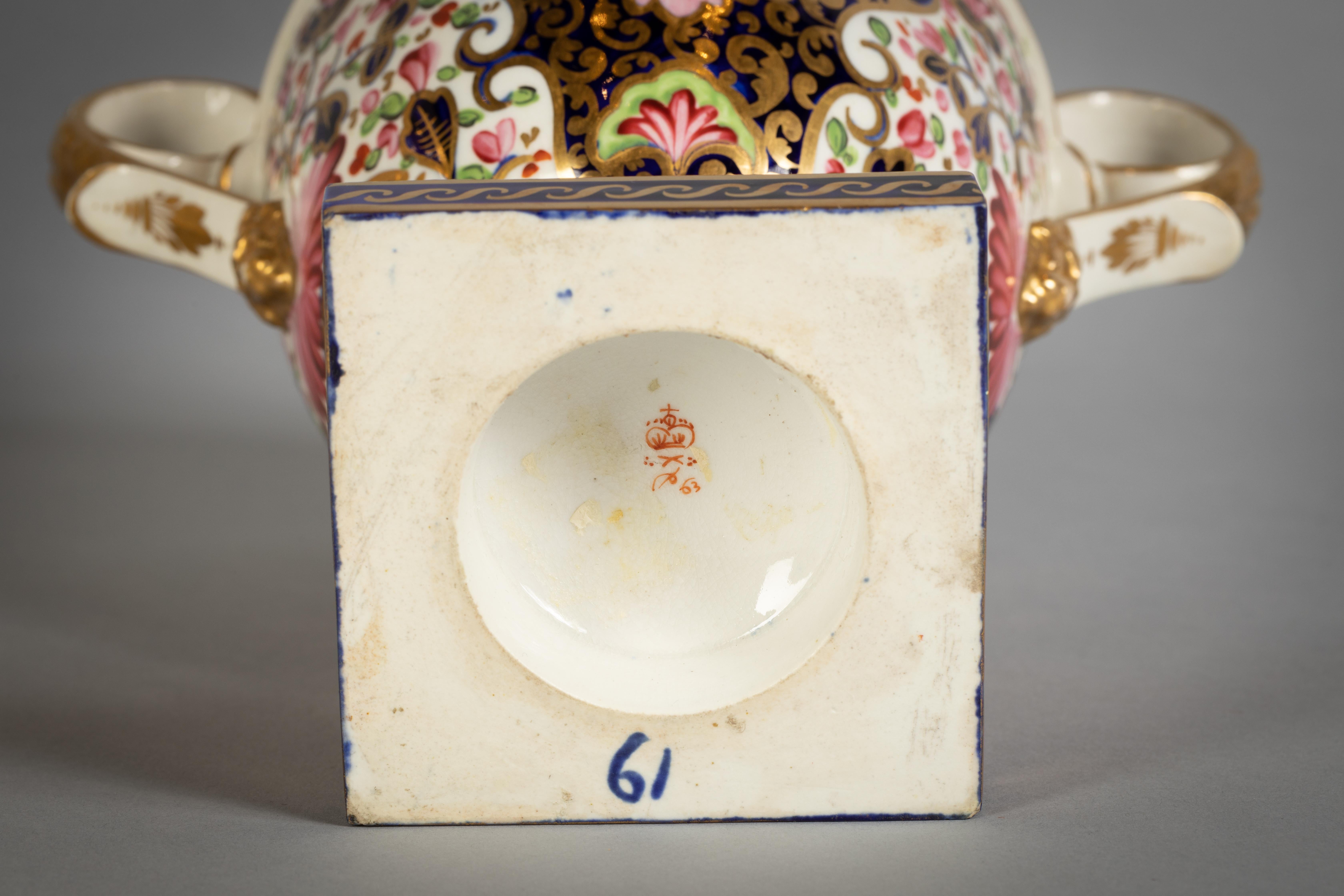 Englisches Porzellan, dreiteilige Garnitur mit Japan-Muster, Derby, um 1820 im Angebot 1