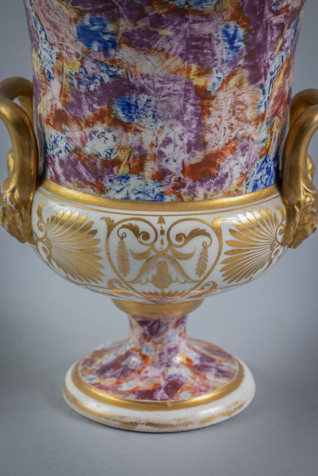 Inglese Vaso a due manici in porcellana inglese marmorizzata, 1810 circa in vendita