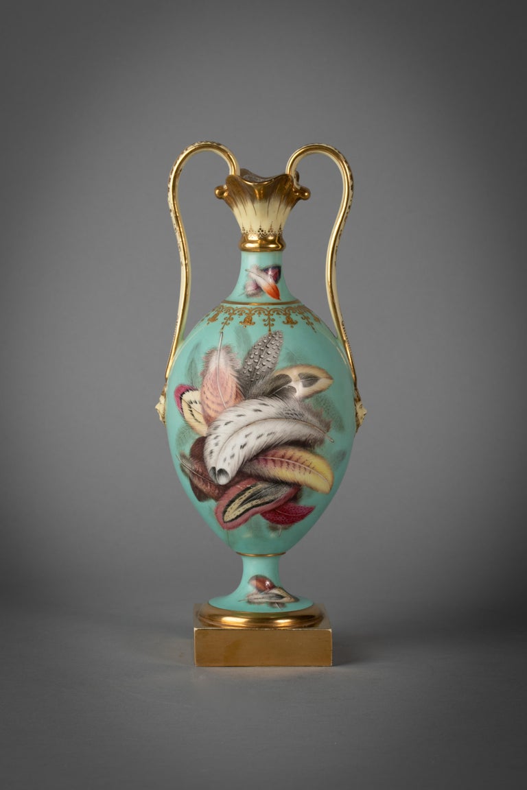 Englische Vase aus englischem Porzellan mit zwei Henkeln und Federn