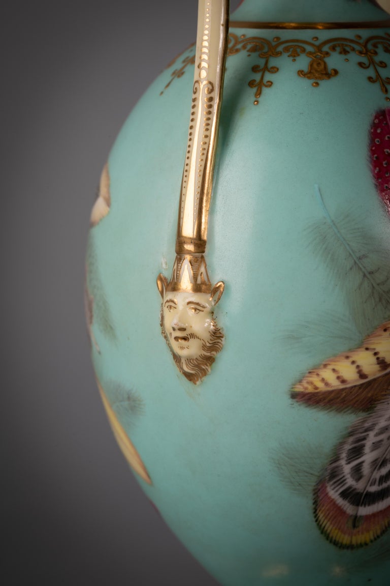 Englische Vase aus englischem Porzellan mit zwei Henkeln und Federn