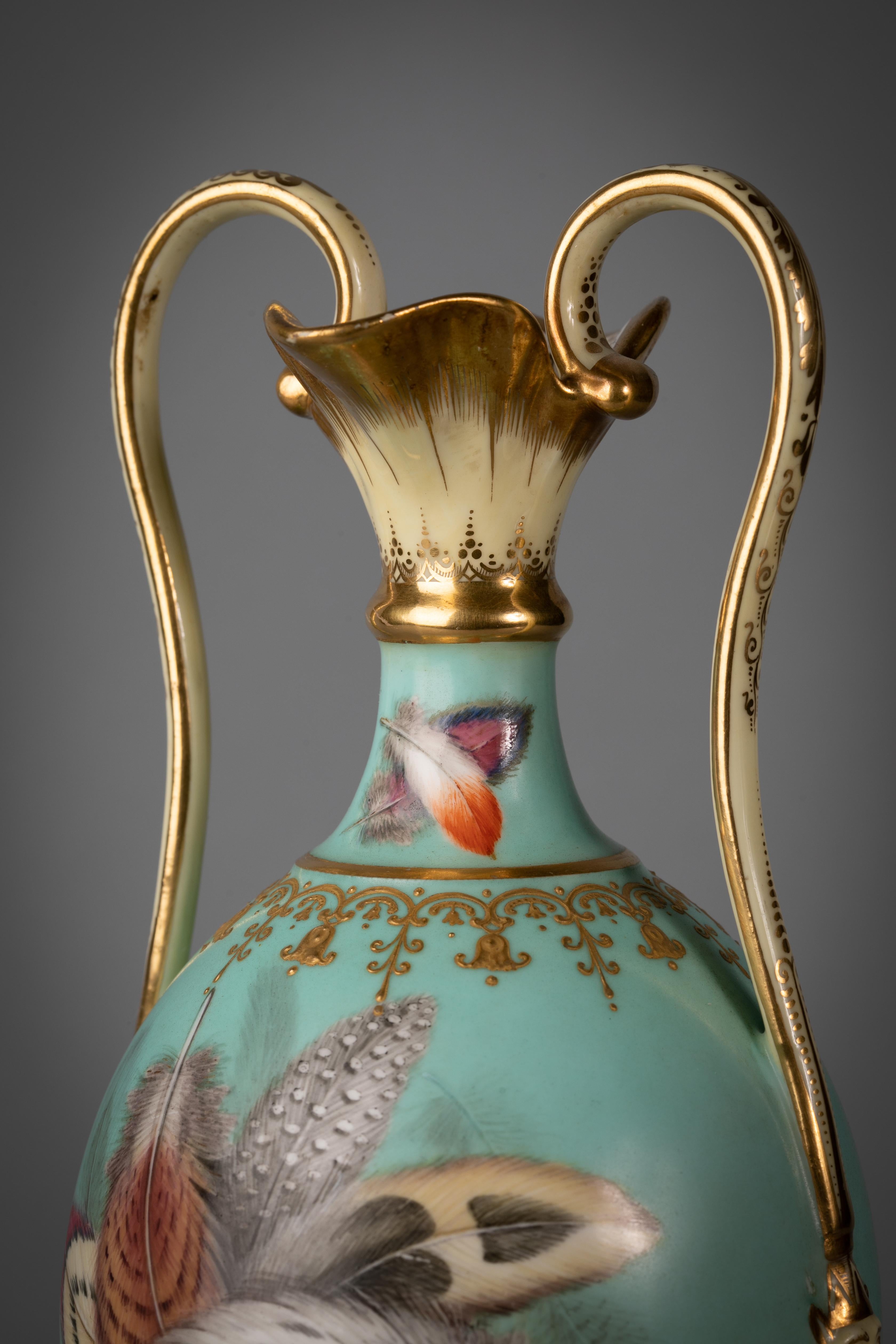 Englische Vase aus englischem Porzellan mit zwei Henkeln und Federn, Minton, um 1840 im Angebot 1