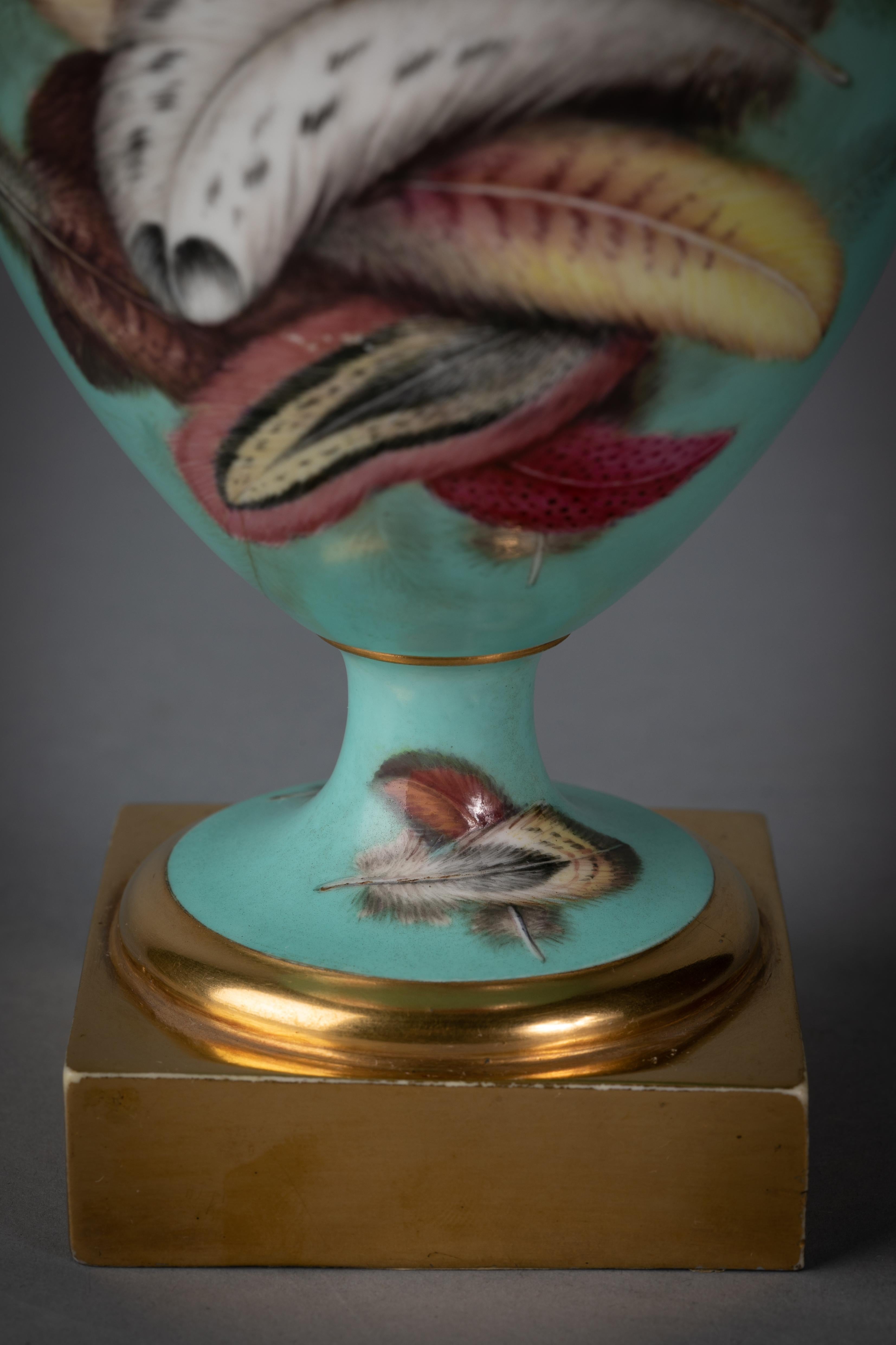 Porcellana Vaso a due manici in porcellana inglese con piume, Minton, 1840 circa in vendita