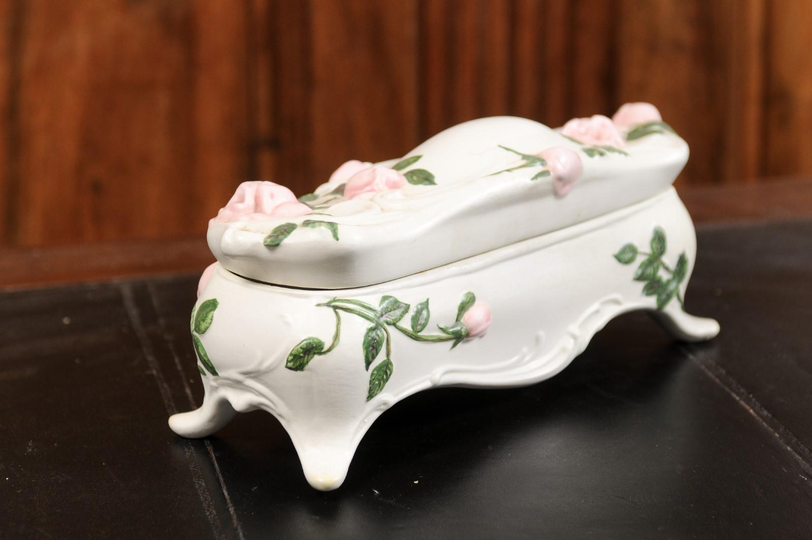 English Porcelain Vanity Lidded Box with Pink Painted Roses and Scrolling Feet In Good Condition In Atlanta, GA