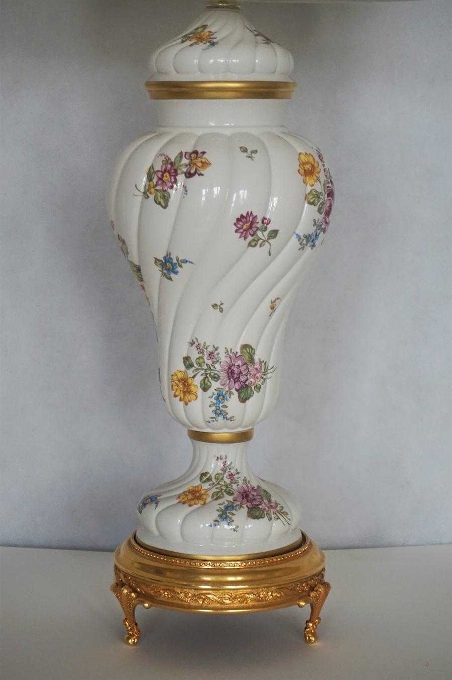 Anglais Lampe de bureau vase en porcelaine anglaise par Louis Nichole, 1999 en vente