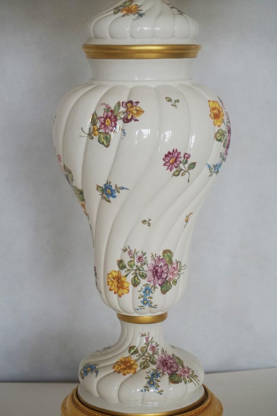Peint à la main Lampe de bureau vase en porcelaine anglaise par Louis Nichole, 1999 en vente