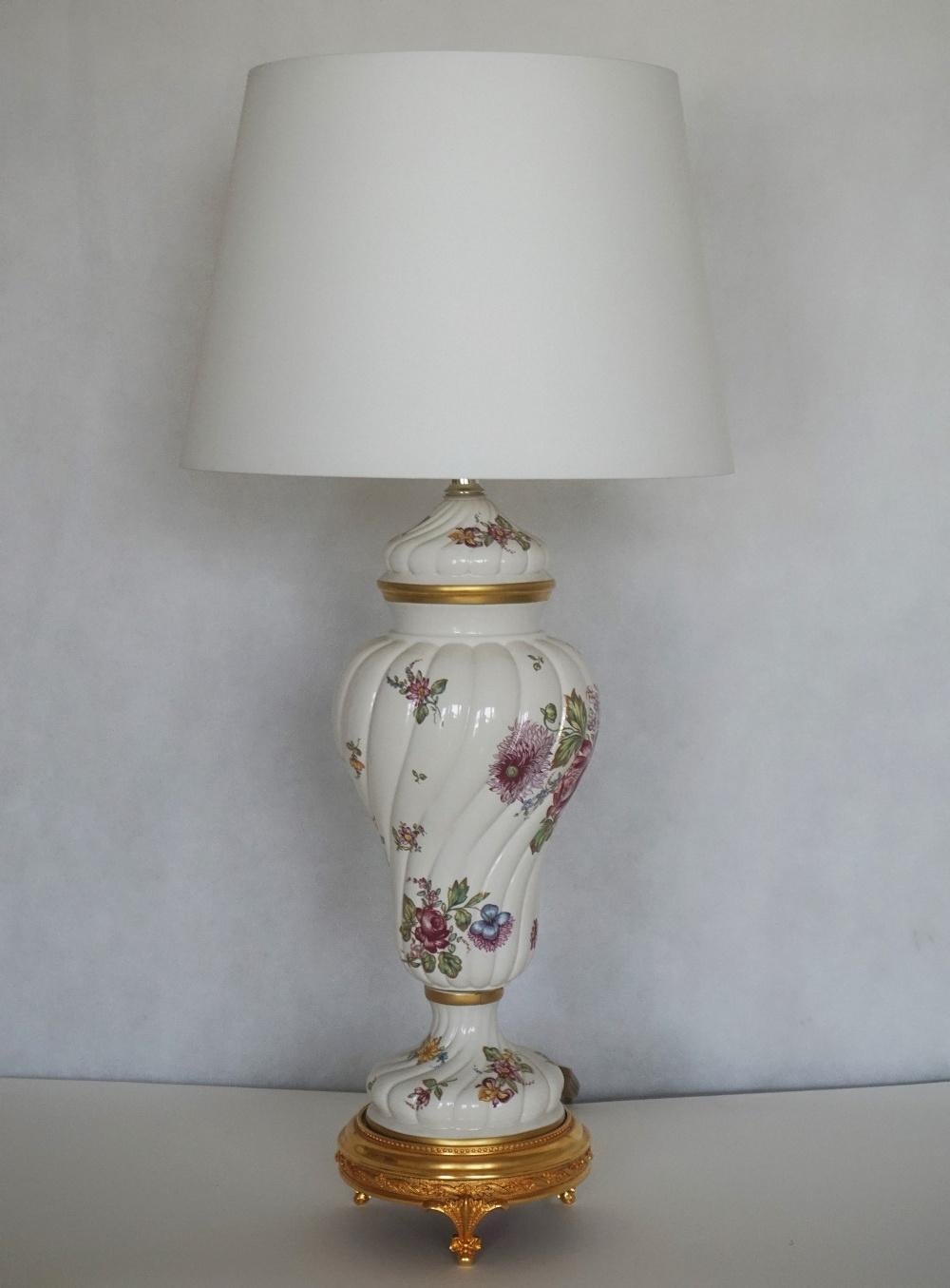 Englische Porzellanvasen-Tischlampe von Louis Nichole, 1999 (20. Jahrhundert) im Angebot