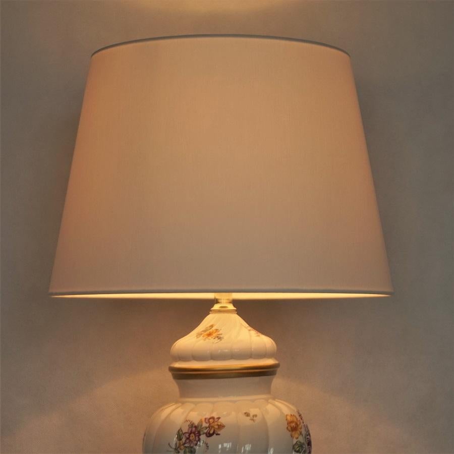 Lampe de bureau vase en porcelaine anglaise par Louis Nichole, 1999 en vente 1