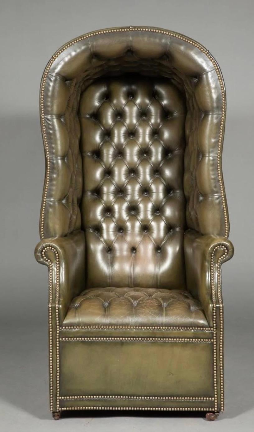Un confort exceptionnel est la marque de fabrique de cette chaise de porteur anglaise vintage. Une pièce si élégante pour votre entrée ou votre bibliothèque.