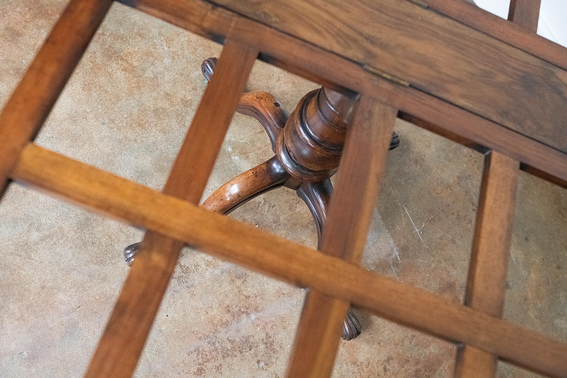 English Portfolio or Art Folio Stand of Turned Walnut on Pedestal Base For Sale 4