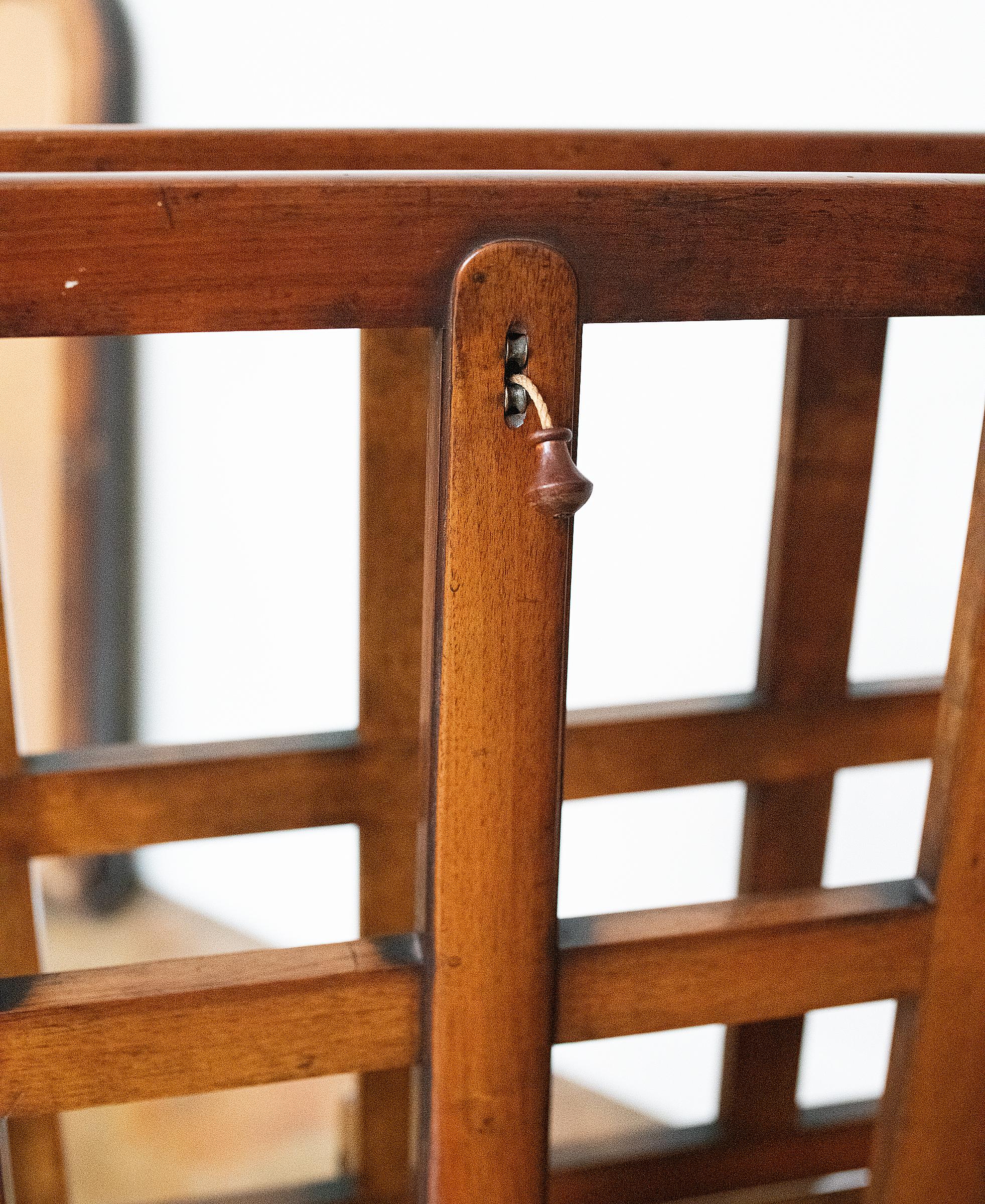 English Portfolio or Art Folio Stand of Turned Walnut on Pedestal Base For Sale 5