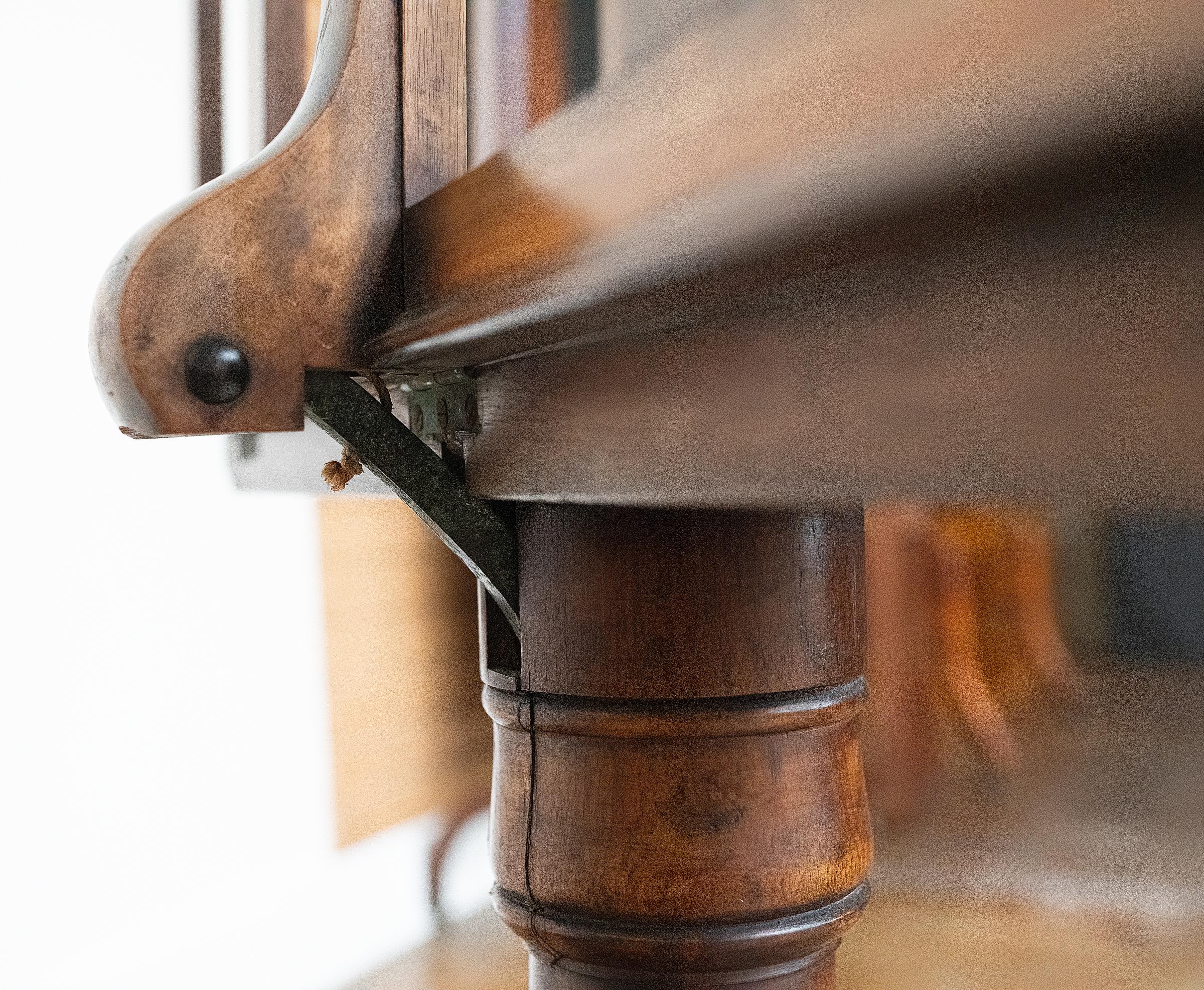 English Portfolio or Art Folio Stand of Turned Walnut on Pedestal Base For Sale 6