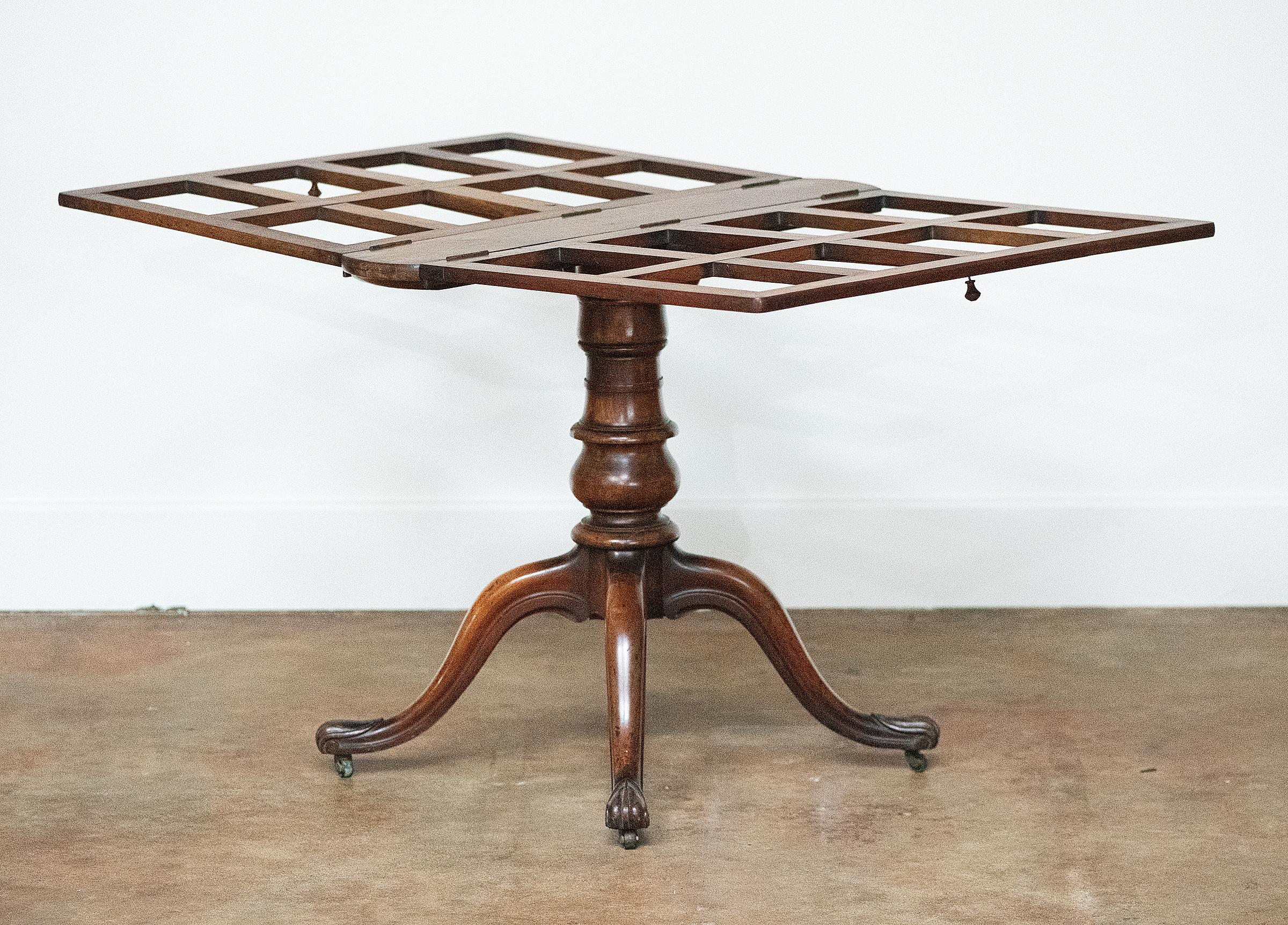 English Portfolio or Art Folio Stand of Turned Walnut on Pedestal Base For Sale 1