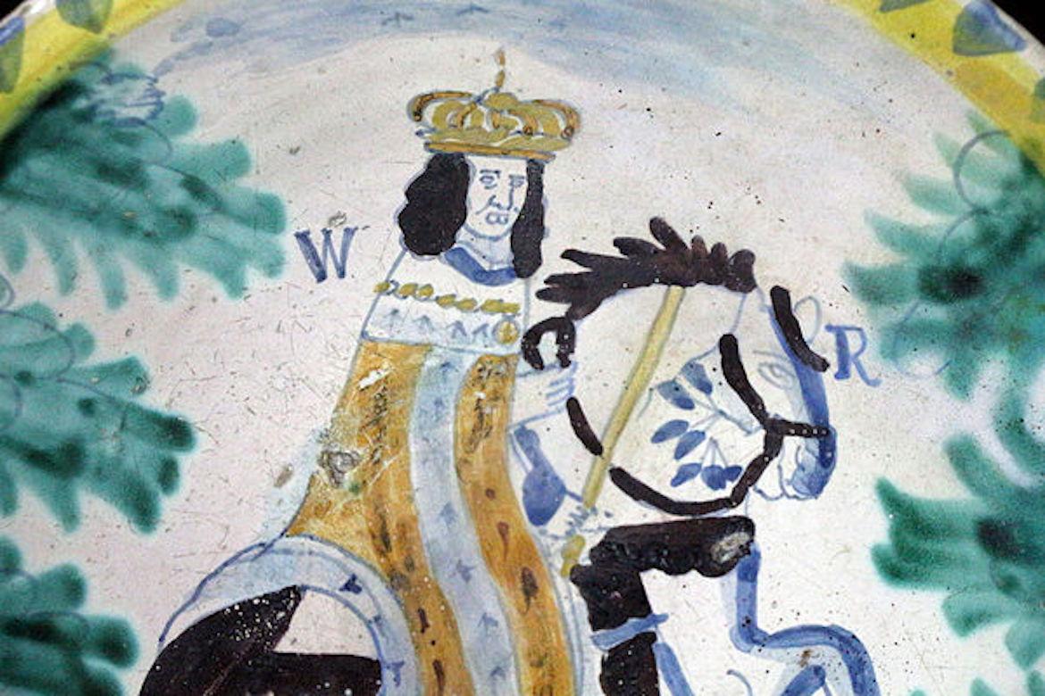 English Pottery Blue Dash Charger with King William on Horseback 17th Century In Good Condition For Sale In Woodstock, OXFORDSHIRE