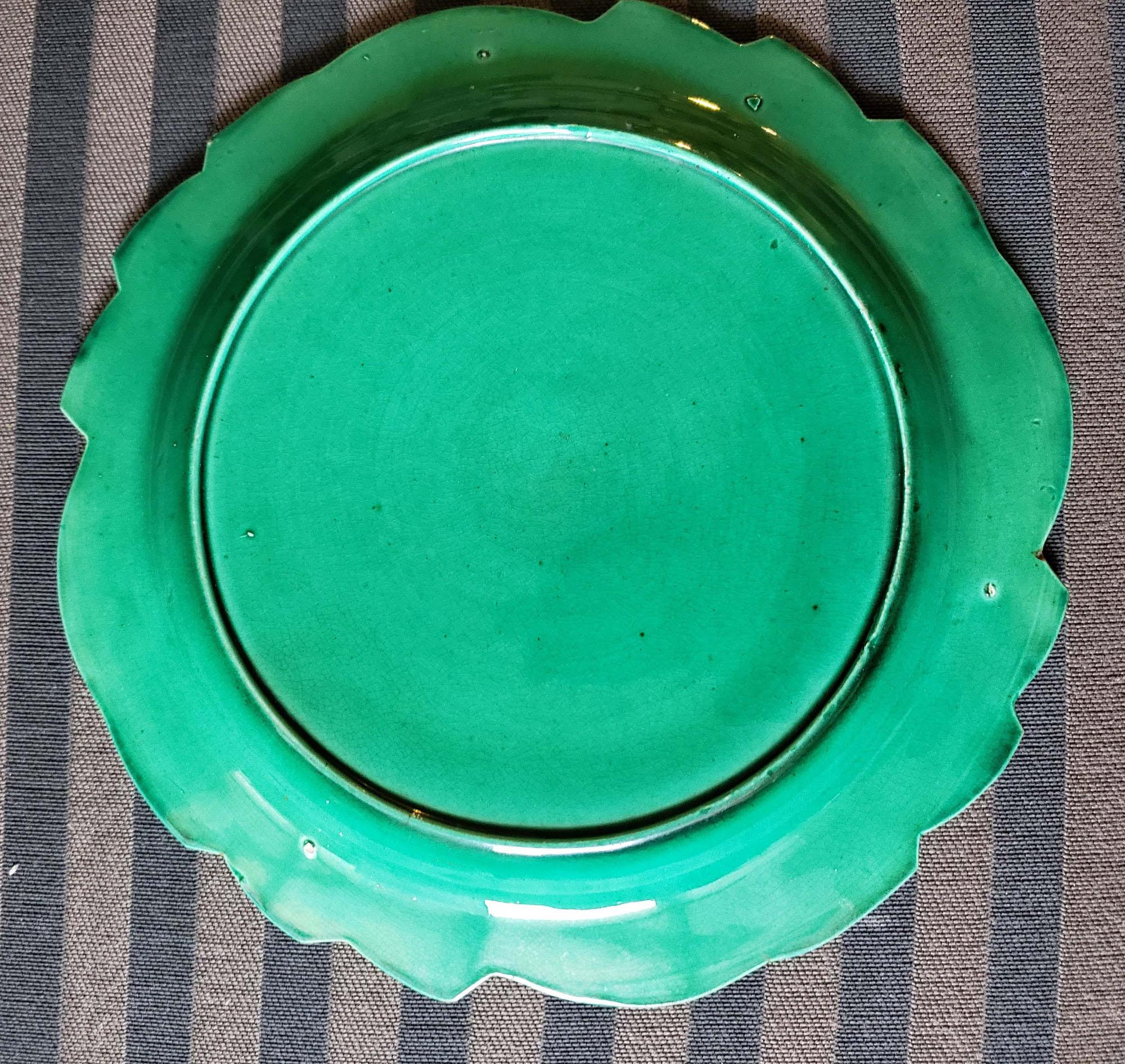 Assiette à feuilles en poterie anglaise émaillée verte, Brameld, Yorkshire Bon état - En vente à Downingtown, PA
