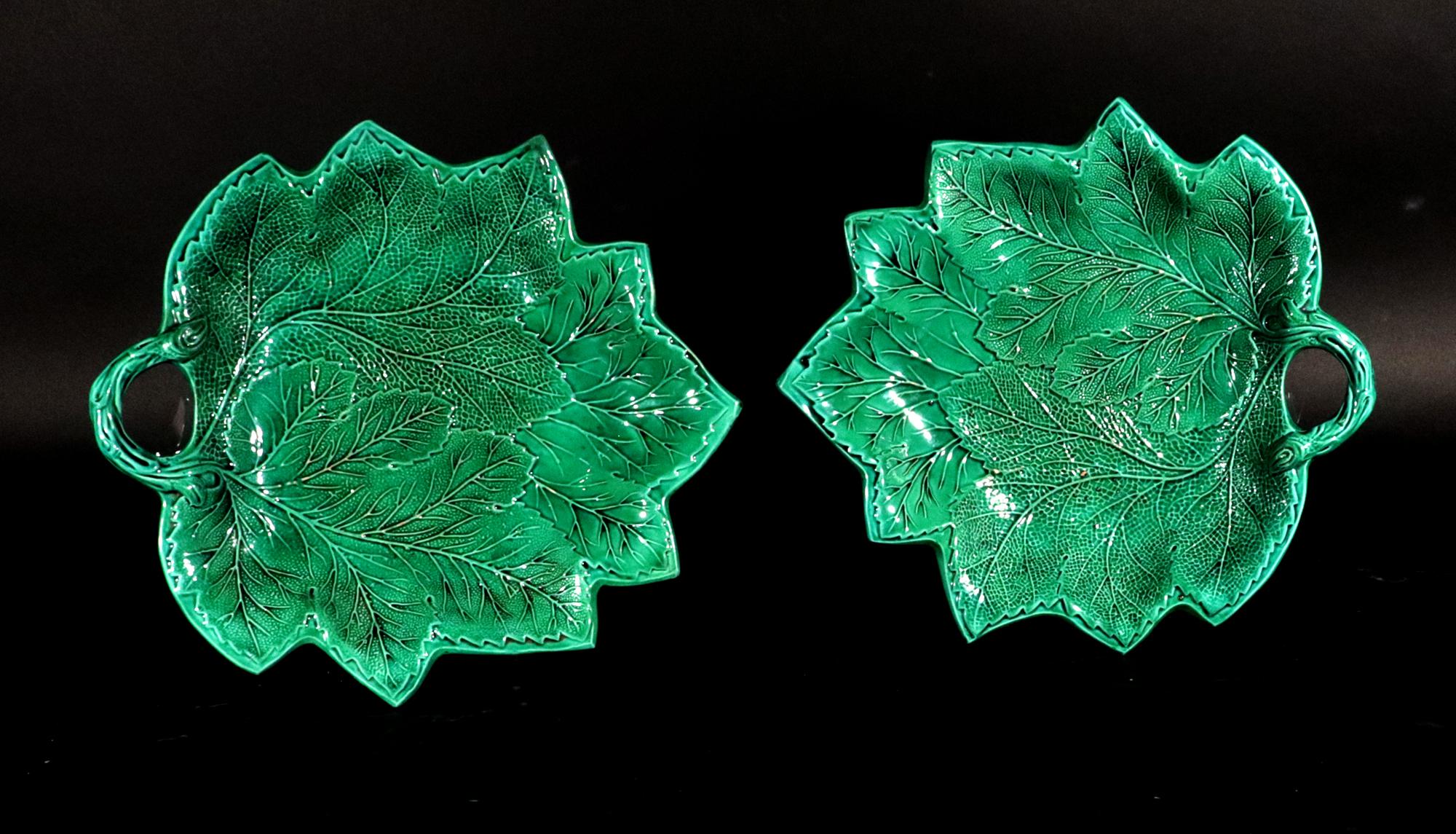 British Pottery Brameld Grün glasiertes Blattgeschirr, 
Brameld,
CIRCA 1815-42

Ein Paar großer, blattförmiger Schalen mit grüner Glasur, alle Details naturalistisch dargestellt.

Abmessungen: 9 1/2 Zoll lang x  x 9 Zoll tief x 1 3/4 Zoll
