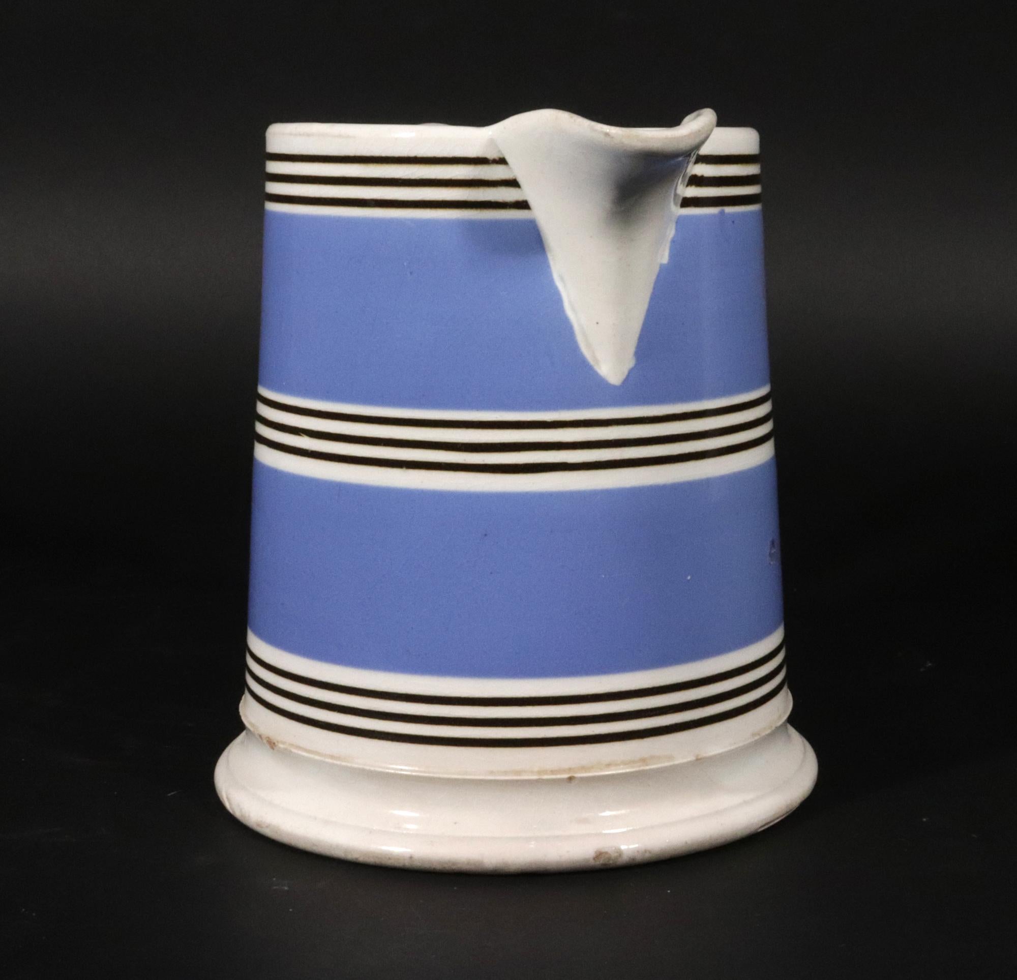 Poterie Anglaise Pichet Bleu Bandé Mocha Bon état - En vente à Downingtown, PA