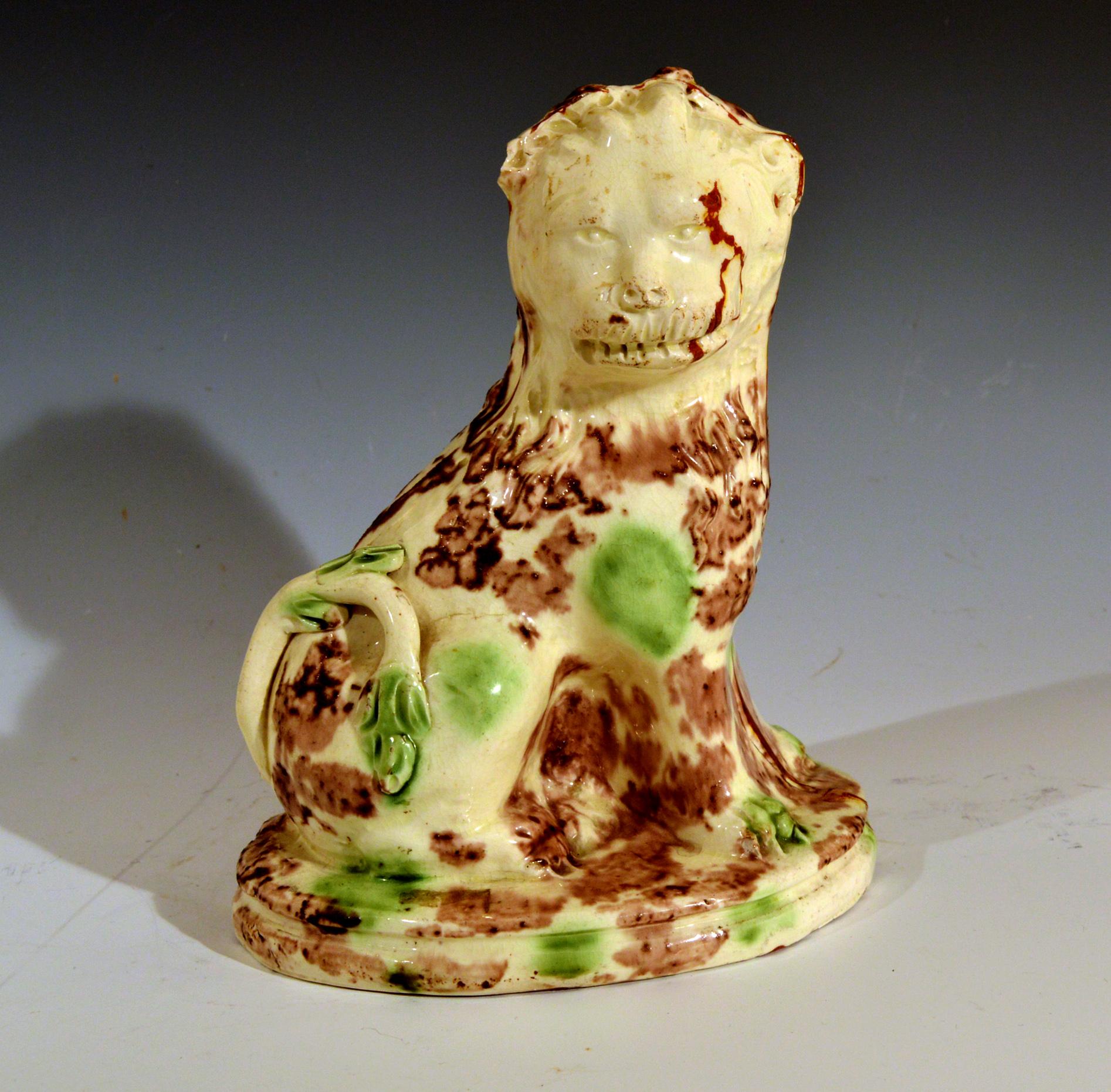 Modèle de lion en poterie anglaise,
Céramique de type Whieldon à glaçure en écaille de tortue,
vers 1765-1785

Le modèle de poterie anglaise d'un lion assis avec une glaçure en écaille de tortue de type Whieldon sur un corps en agate et redware a un