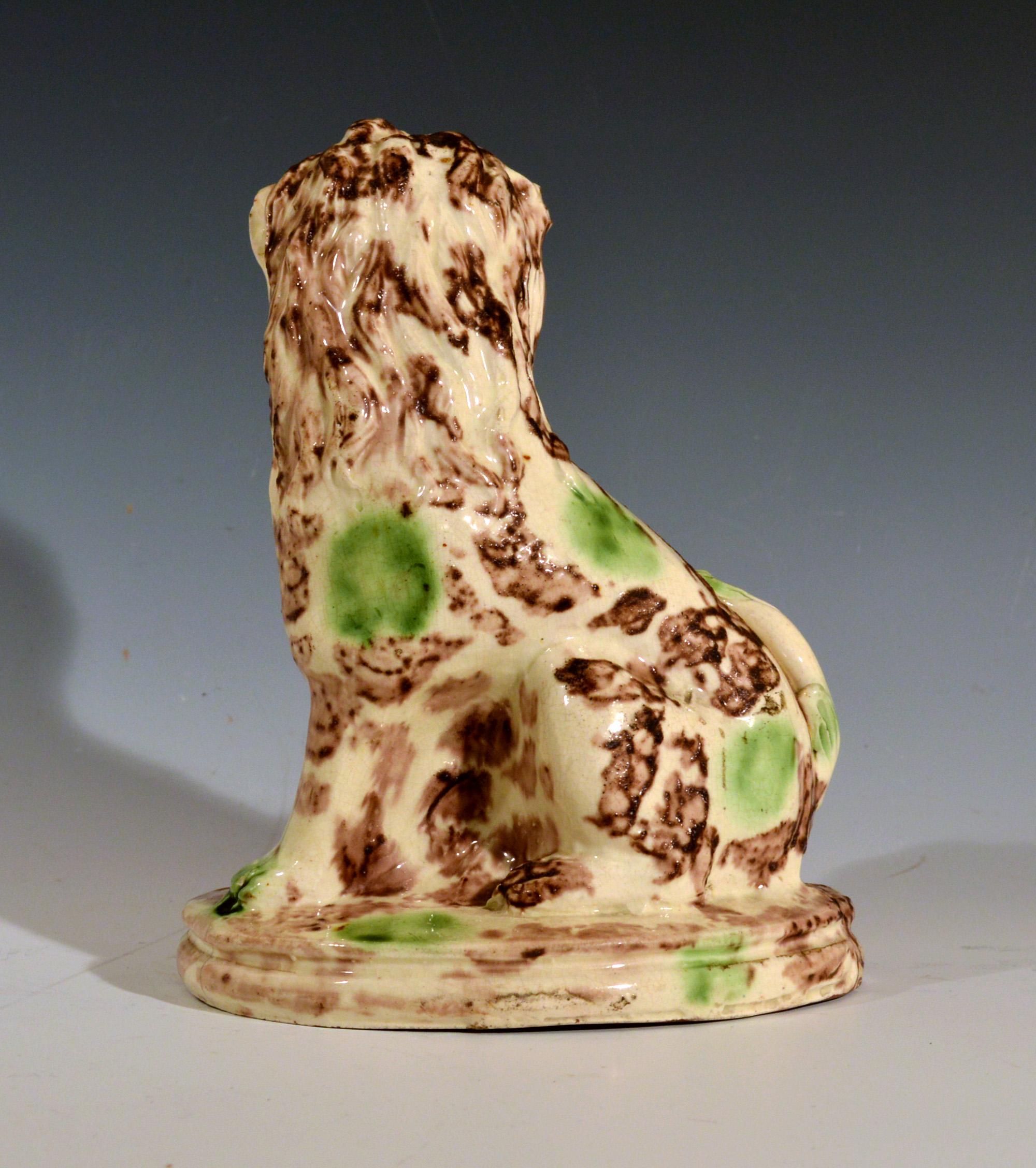 Georgien Modèle de poterie anglais de Whieldon Creamware lion assis en écaille de tortue en vente