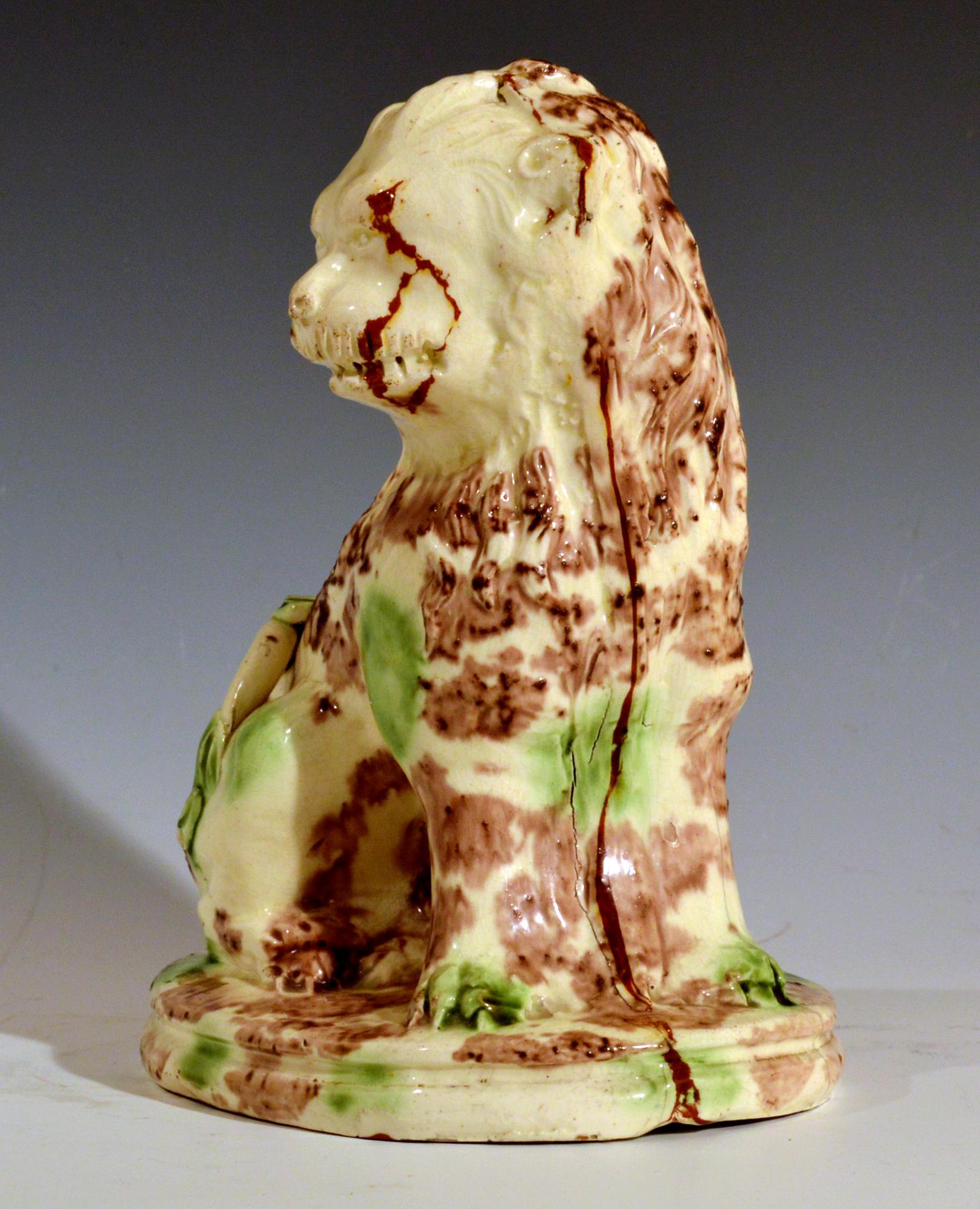 Modèle de poterie anglais de Whieldon Creamware lion assis en écaille de tortue en vente 1