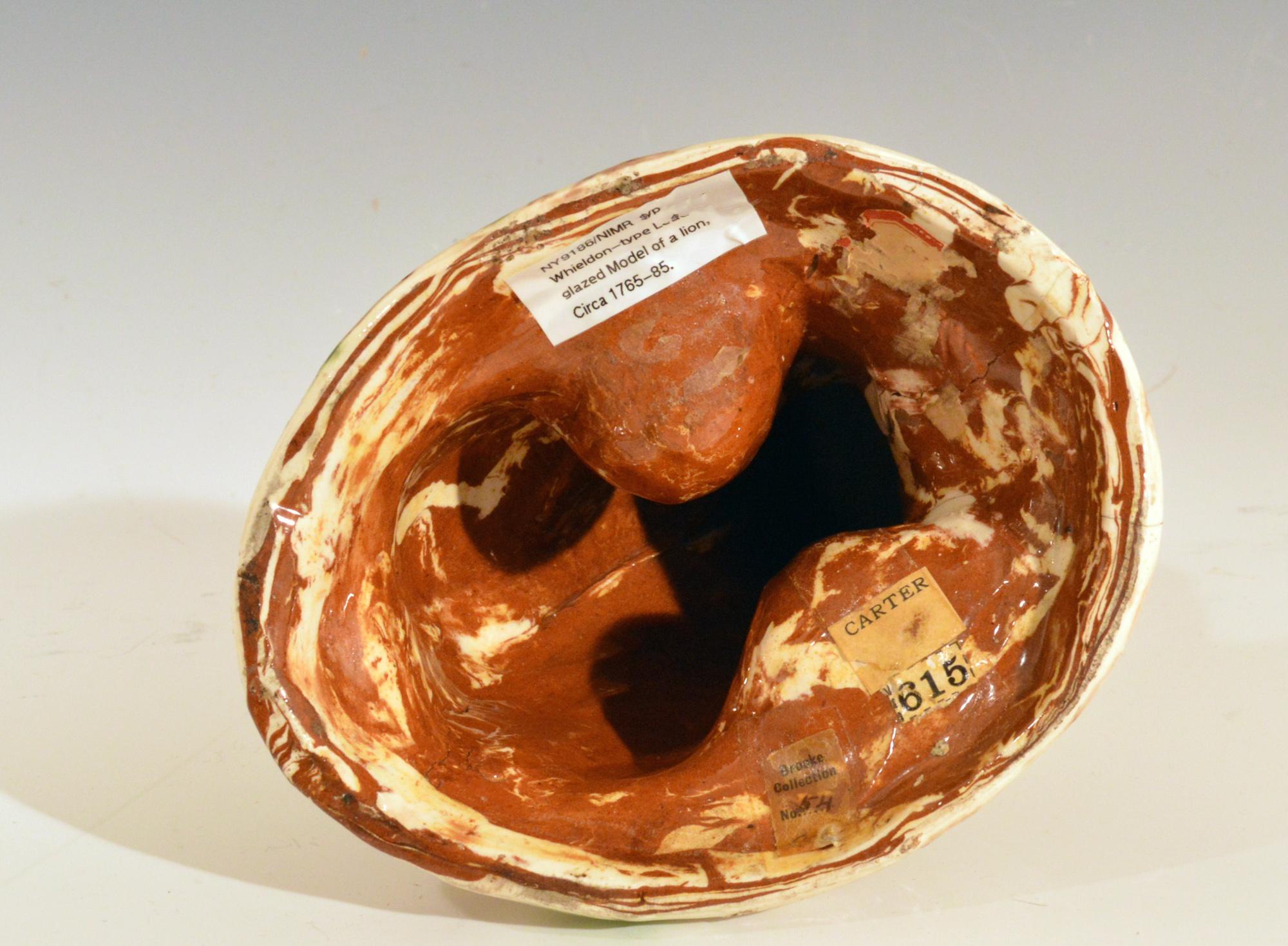 Modèle de poterie anglais de Whieldon Creamware lion assis en écaille de tortue en vente 3