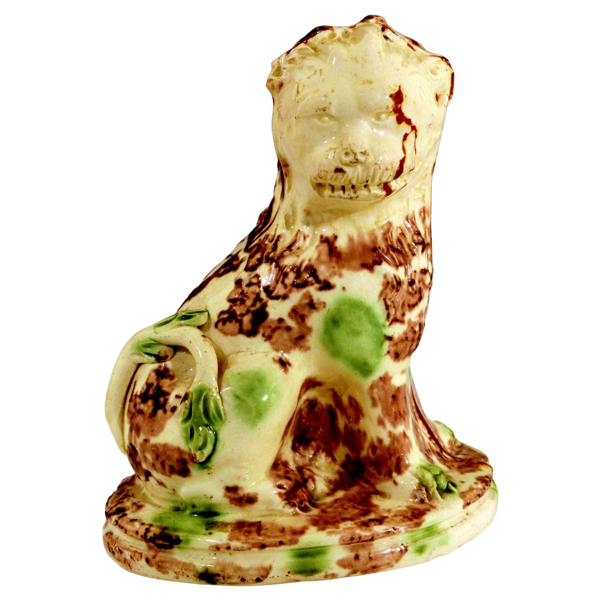 Modèle de poterie anglais de Whieldon Creamware lion assis en écaille de tortue